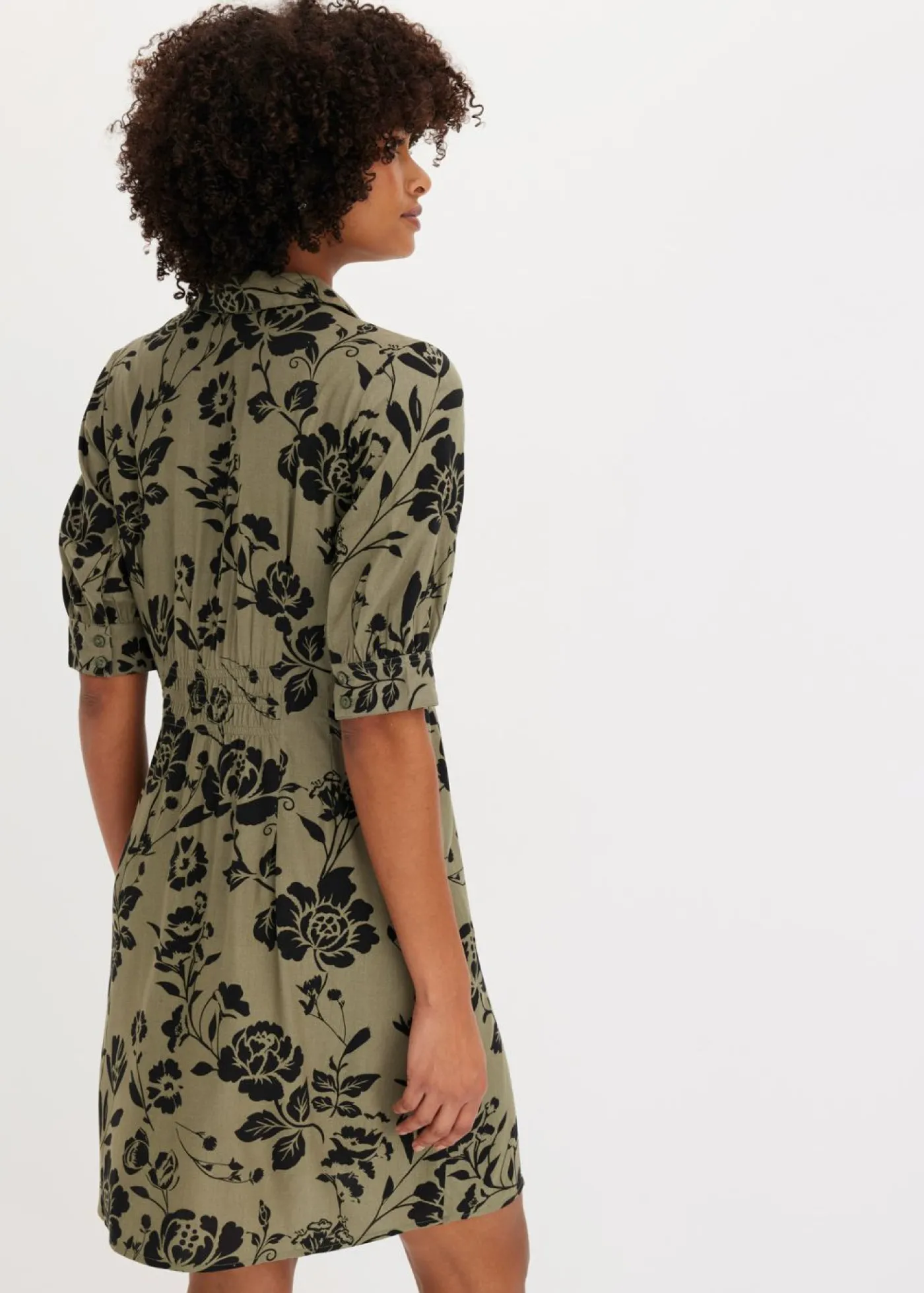 bonprix bonprix Vestido camisero de viscosa fluida verde oliva/negro con flores Hot