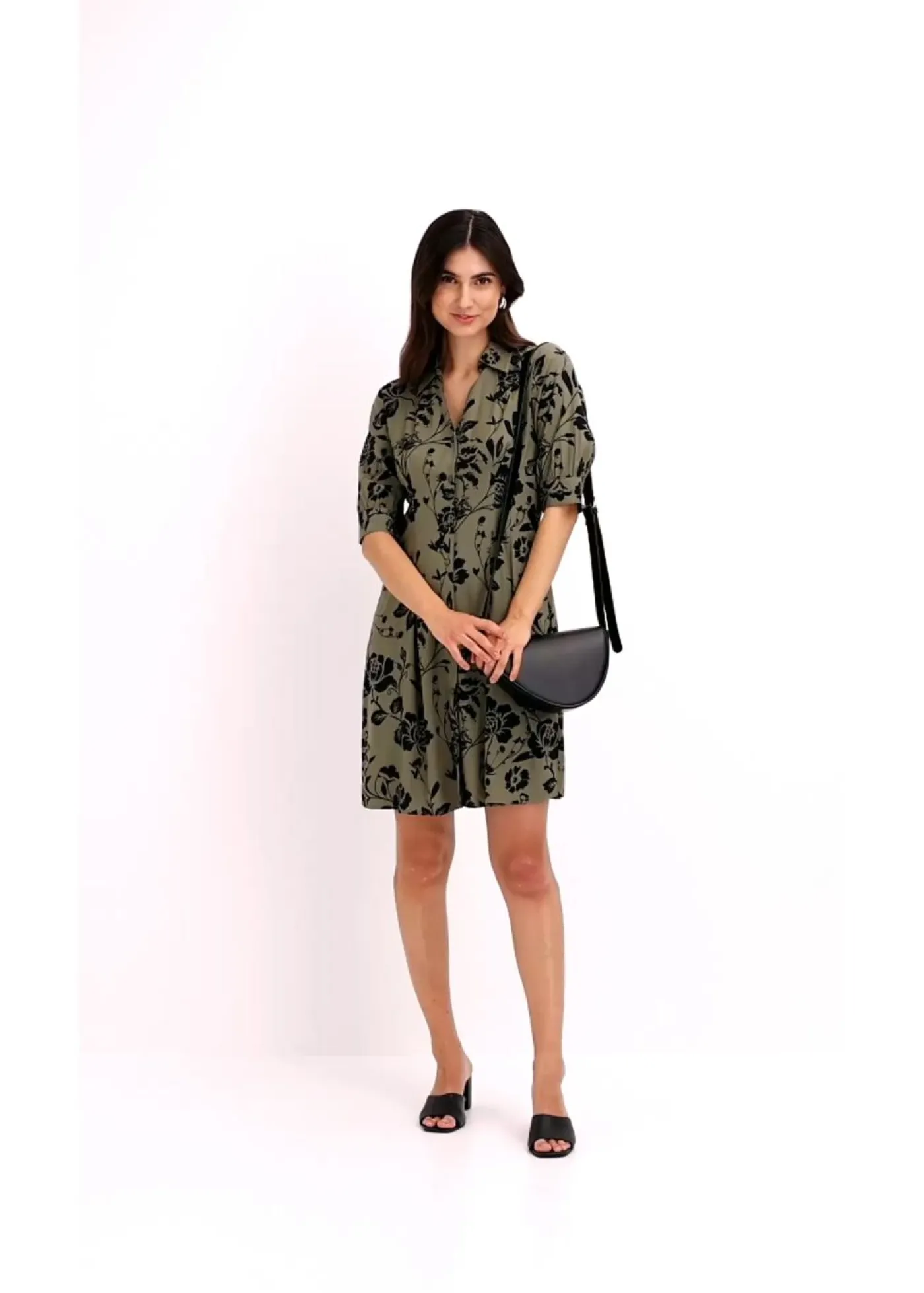 bonprix bonprix Vestido camisero de viscosa fluida verde oliva/negro con flores Hot