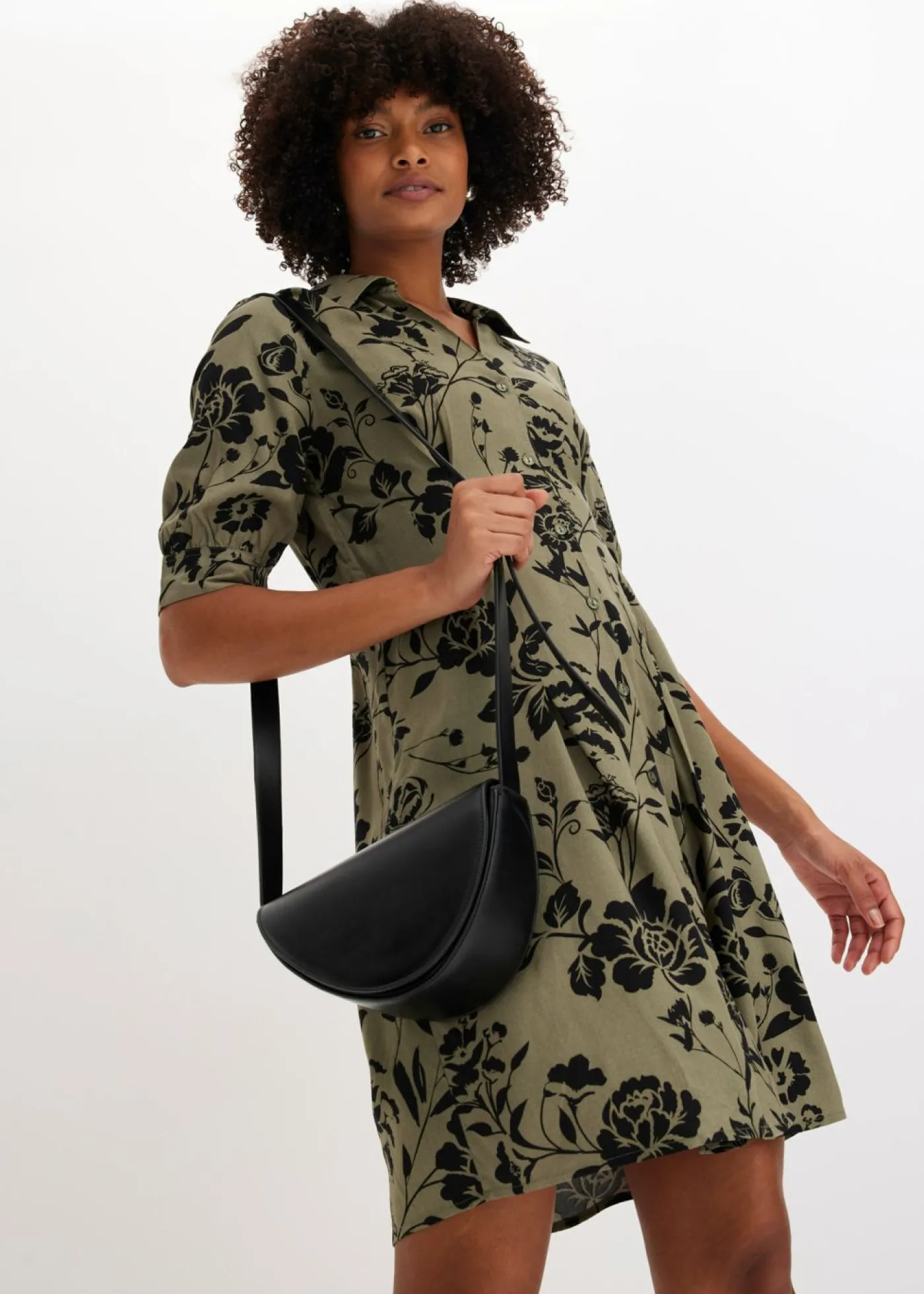 bonprix bonprix Vestido camisero de viscosa fluida verde oliva/negro con flores Hot