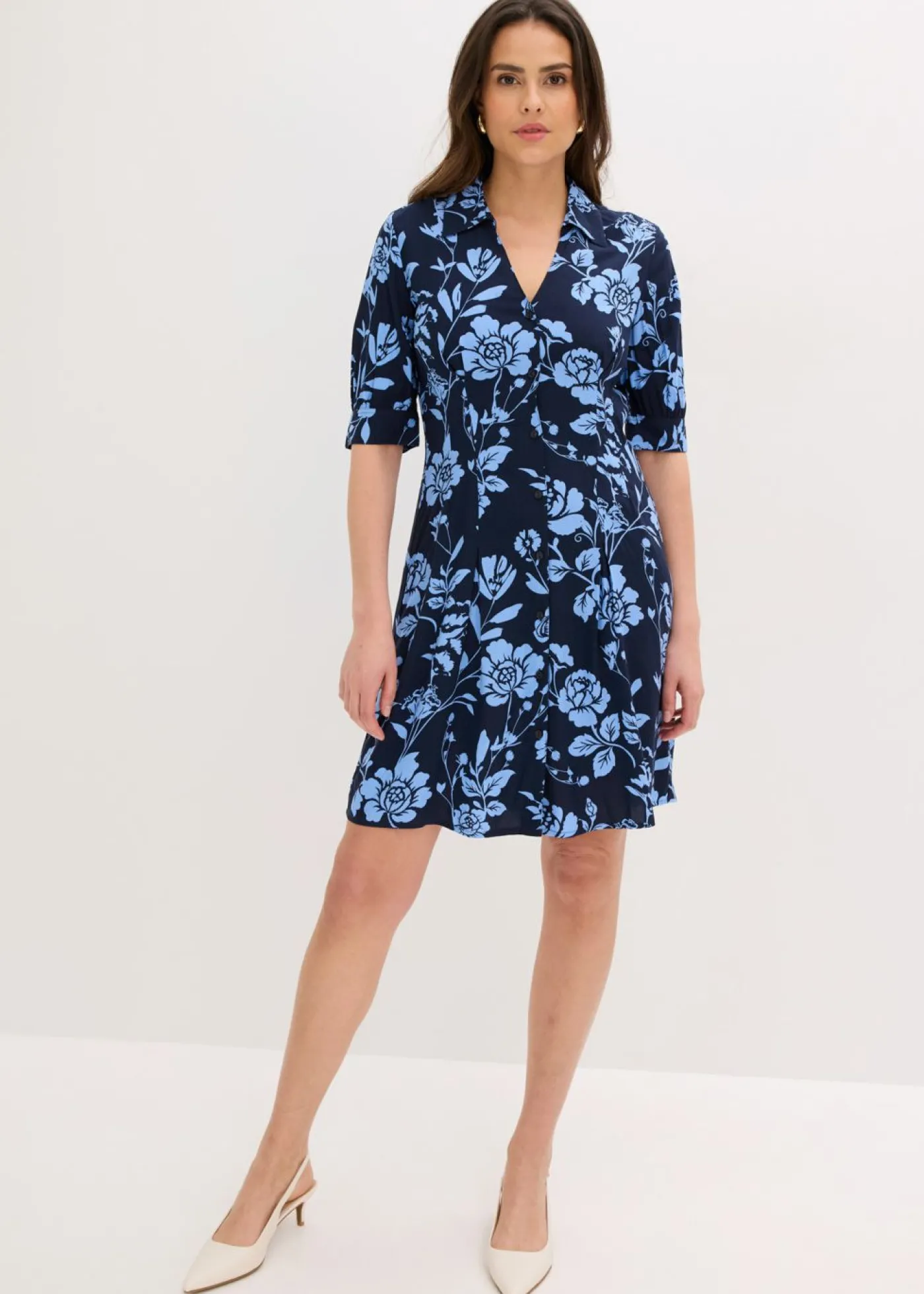bonprix bonprix Vestido camisero de viscosa fluida azul marino/azul provenzal con flores New