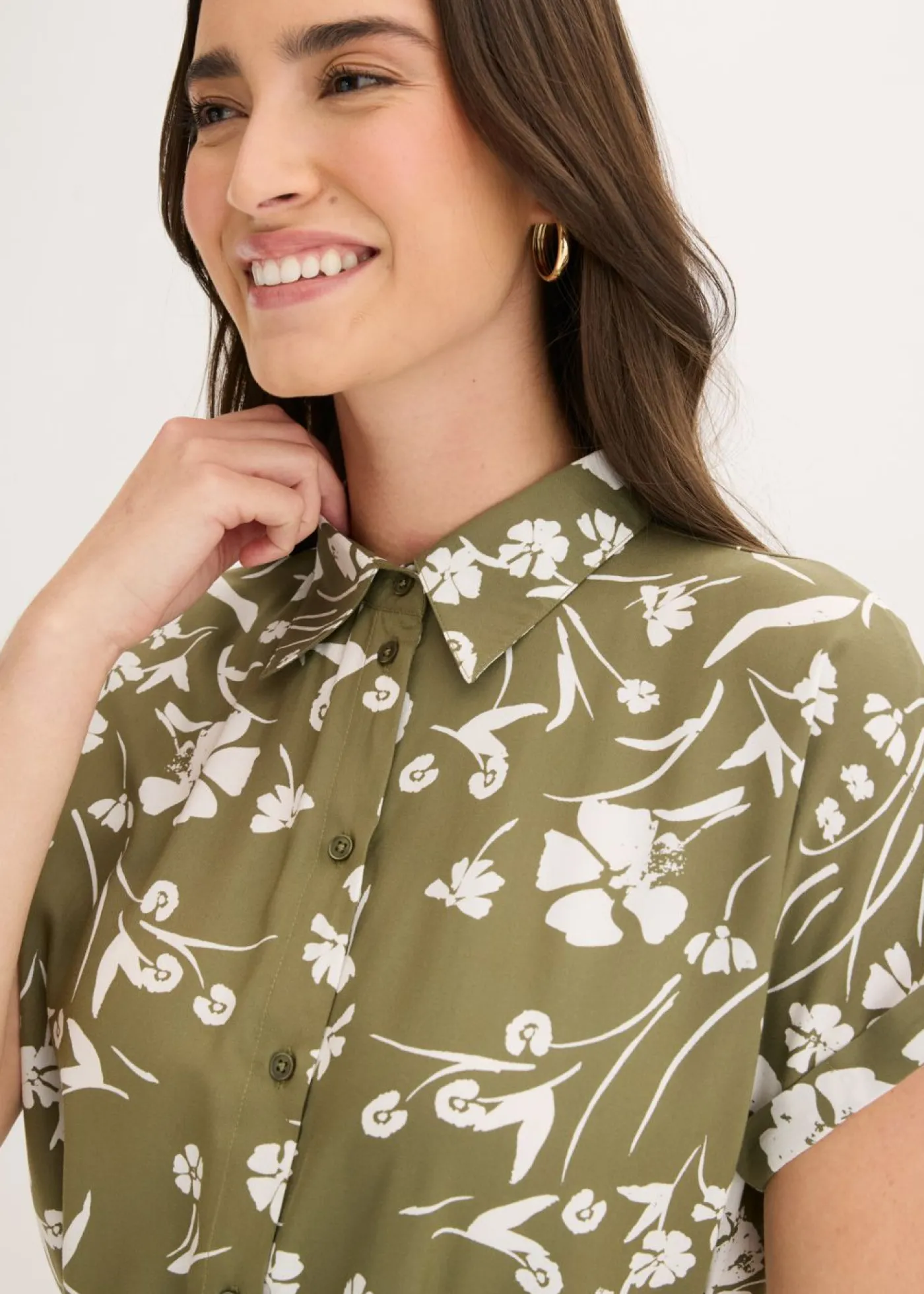 bonprix bonprix Vestido camisero de viscosa pura Verde oliva-blanco de flores Outlet