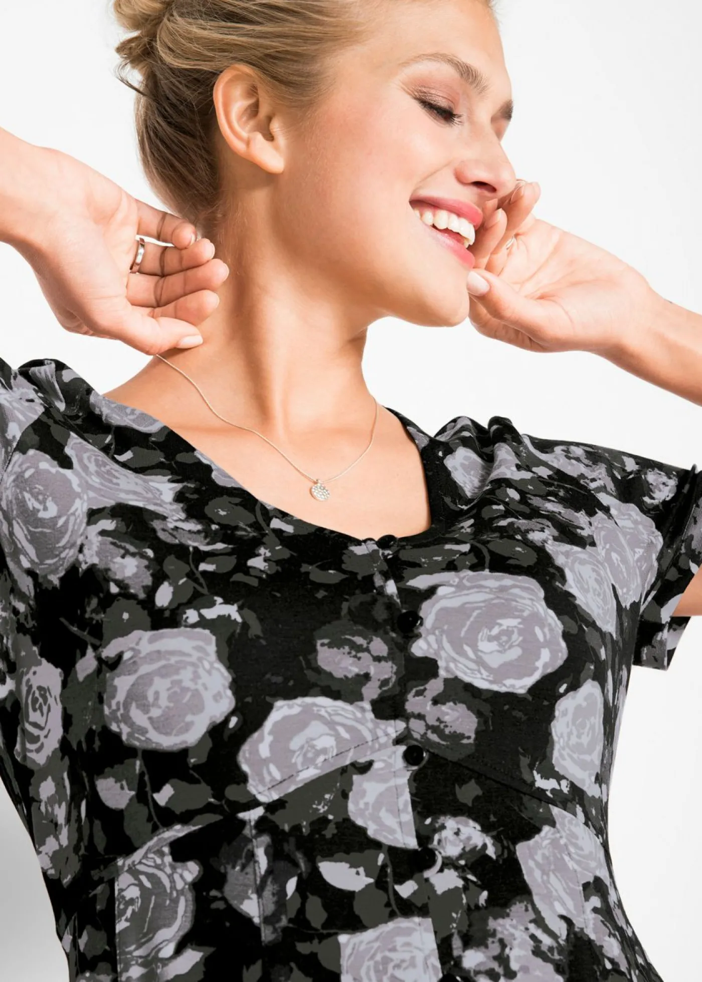 bonprix bonprix Vestido camisero largo de mezcla de viscosa fluida negro - blanco - plata - oliva pálido - gris - pizarra con flores New