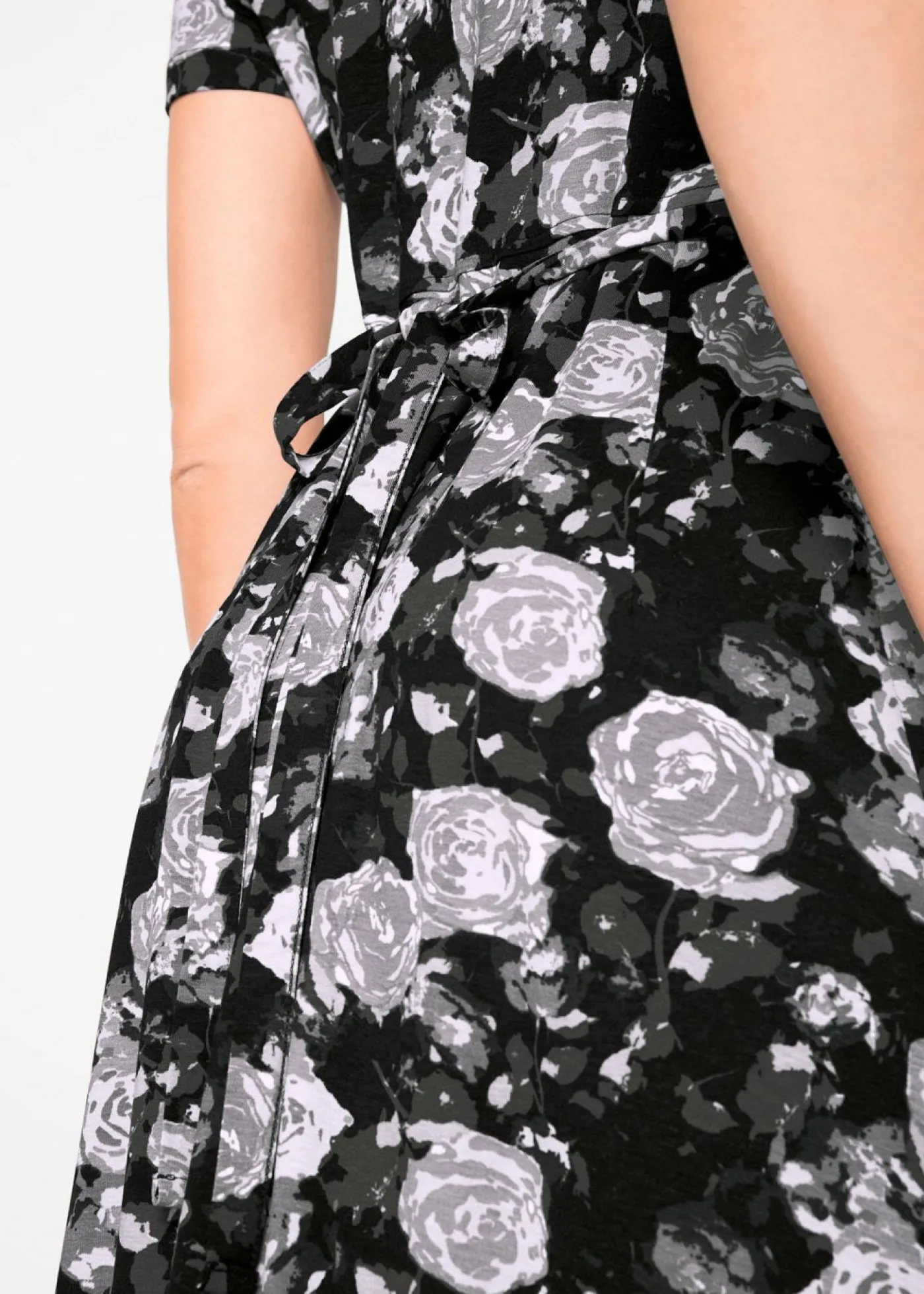 bonprix bonprix Vestido camisero largo de mezcla de viscosa fluida negro - blanco - plata - oliva pálido - gris - pizarra con flores New