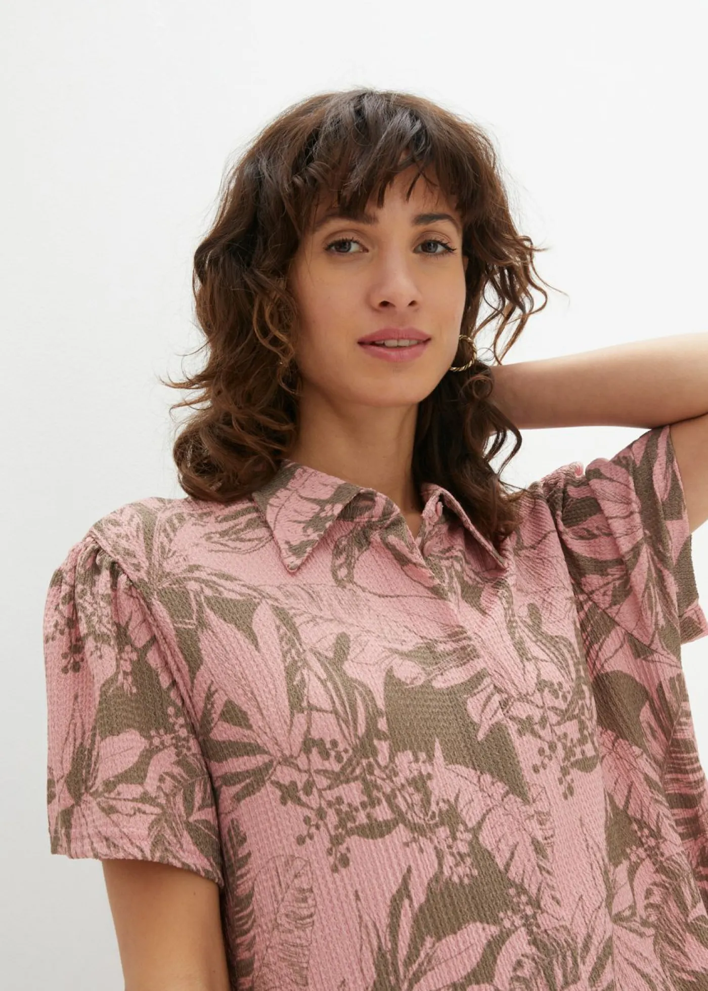 bonprix bonprix Vestido camisero tipo polo Verde oliva claro-rosa ceniza estampado