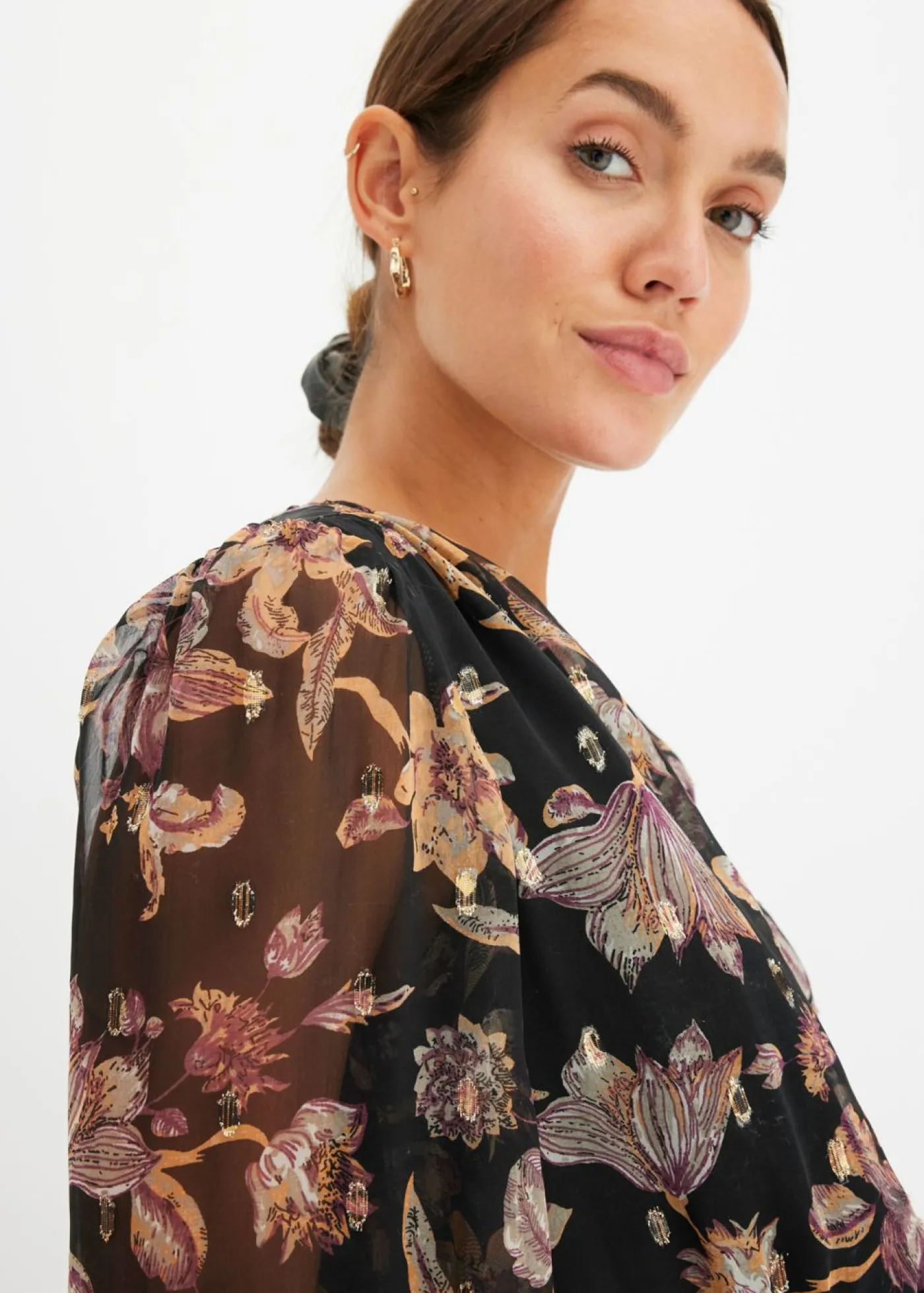 bonprix bonprix Vestido con largo asimétrico Negro con flores Online