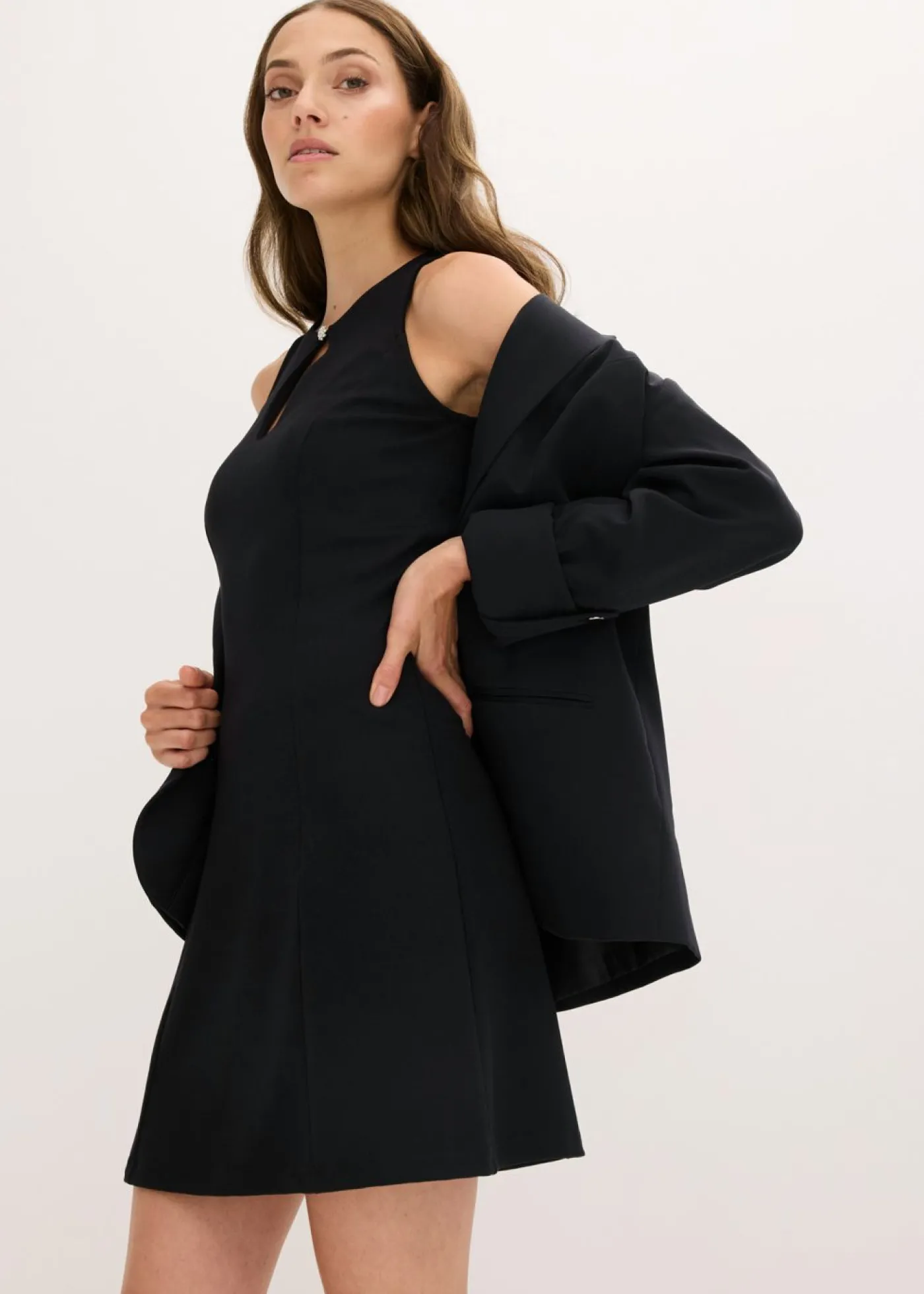 bonprix bonprix Vestido corto con botón decorativo Negro Sale
