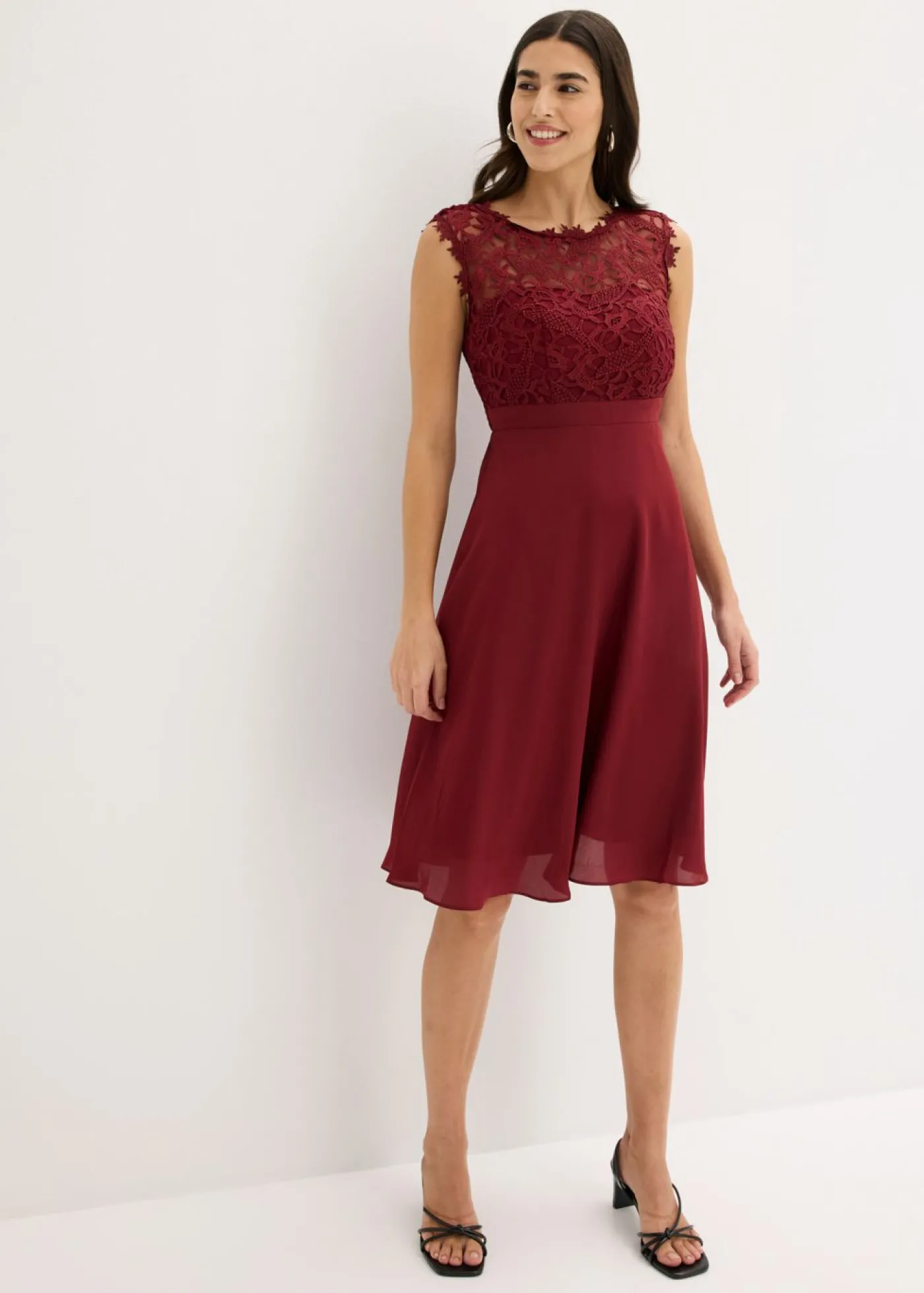 bonprix bonprix Vestido corto con encaje Rojo rubí Clearance