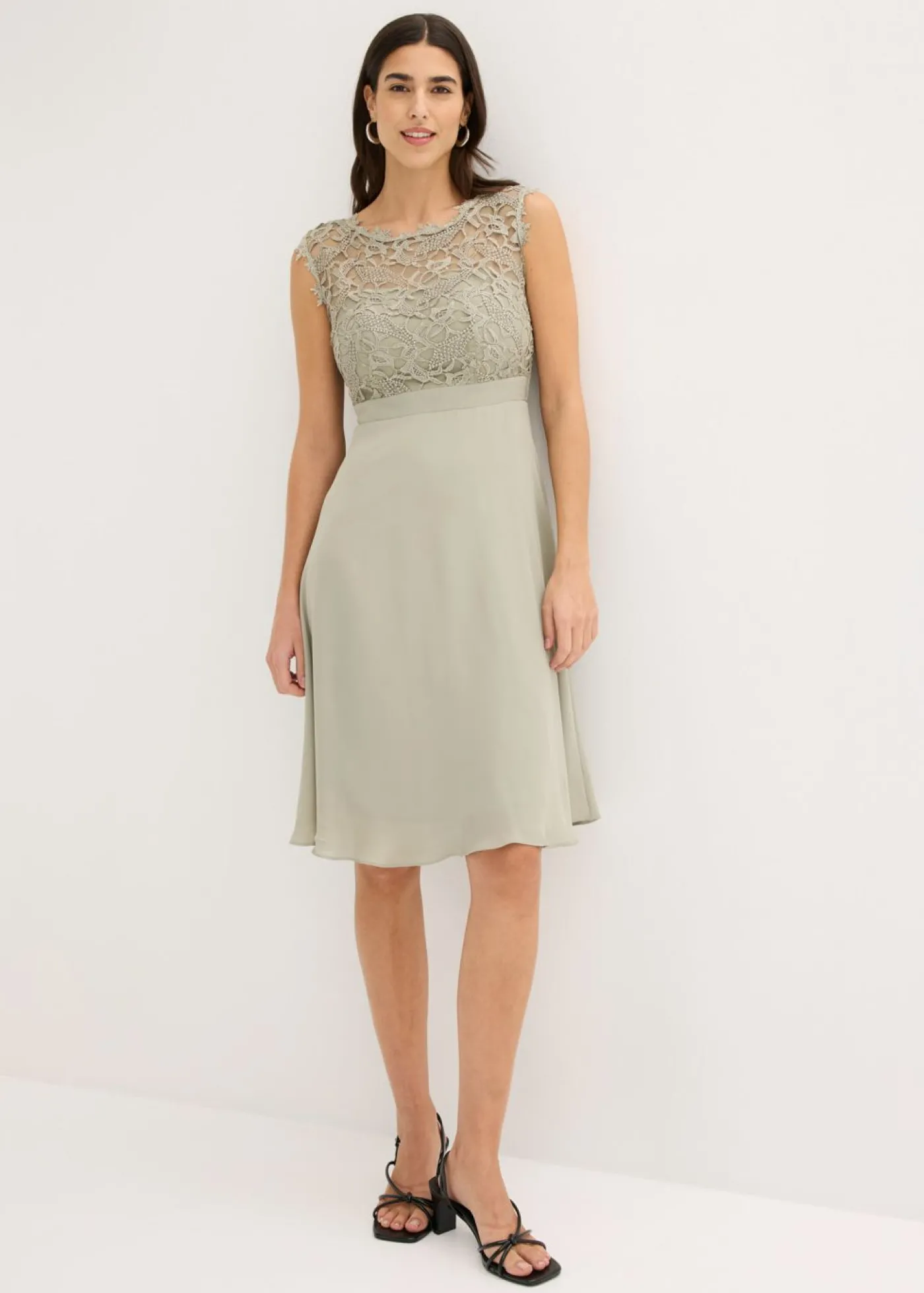bonprix bonprix Vestido corto con encaje Verde alga Hot