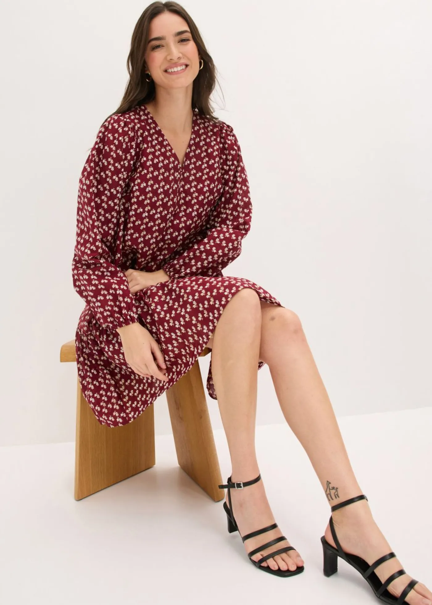 bonprix bonprix Vestido corto con estructura arrugada Rojo rubí de flores Sale