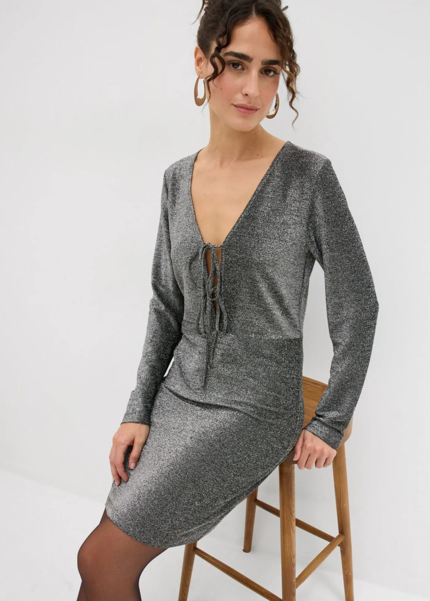 bonprix bonprix Vestido corto con material brillante y detalle de lazo Negro-plata Discount