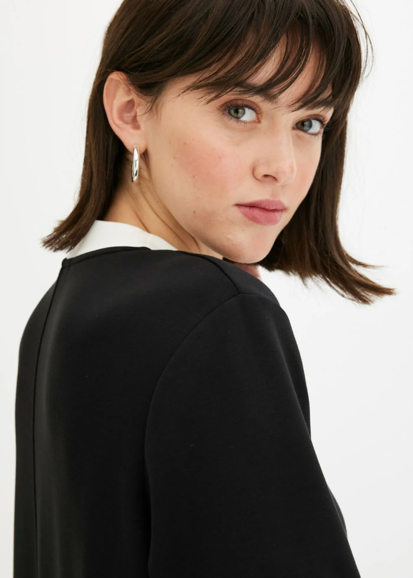 bonprix bonprix Vestido corto de neopreno con cuello alto Negro-blanco lana New
