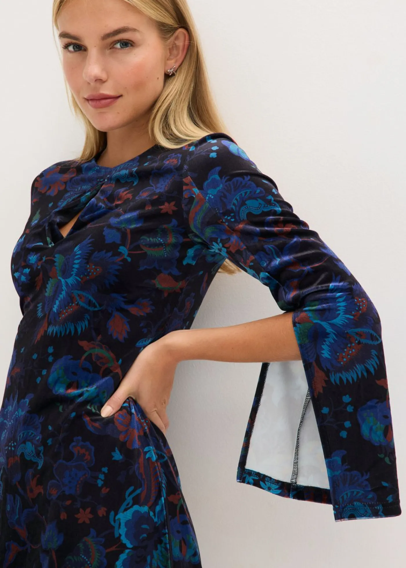bonprix bonprix Vestido corto de terciopelo fluido Negro de flores Outlet
