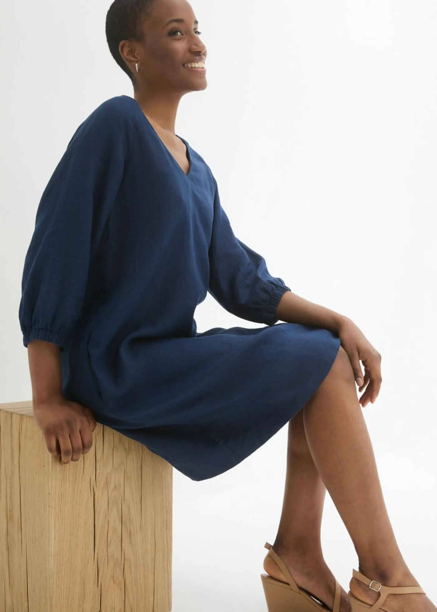 bonprix bonprix Vestido de lino puro con mangas 3/4 Azul marino Outlet
