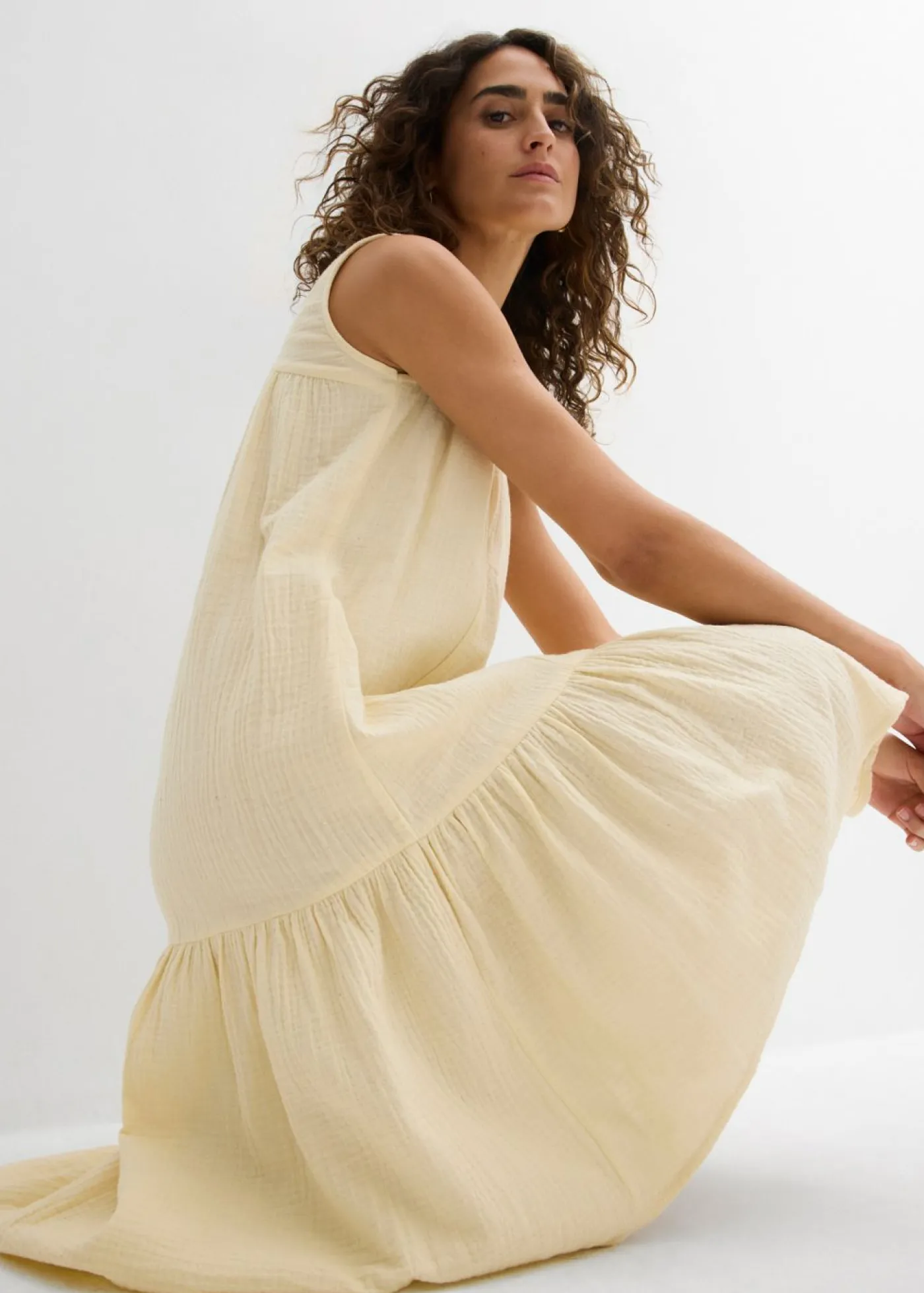 bonprix bonprix Vestido de muselina ligera Arena claro Hot