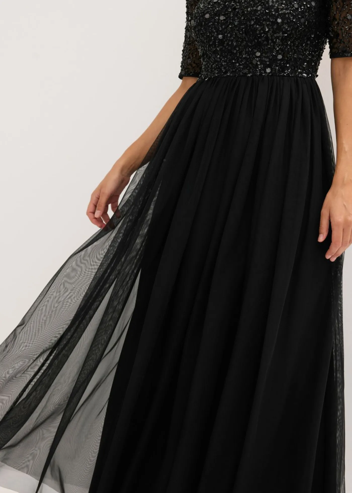 bonprix bonprix Vestido de noche de tul delicado con bordado de lentejuelas Negro Sale