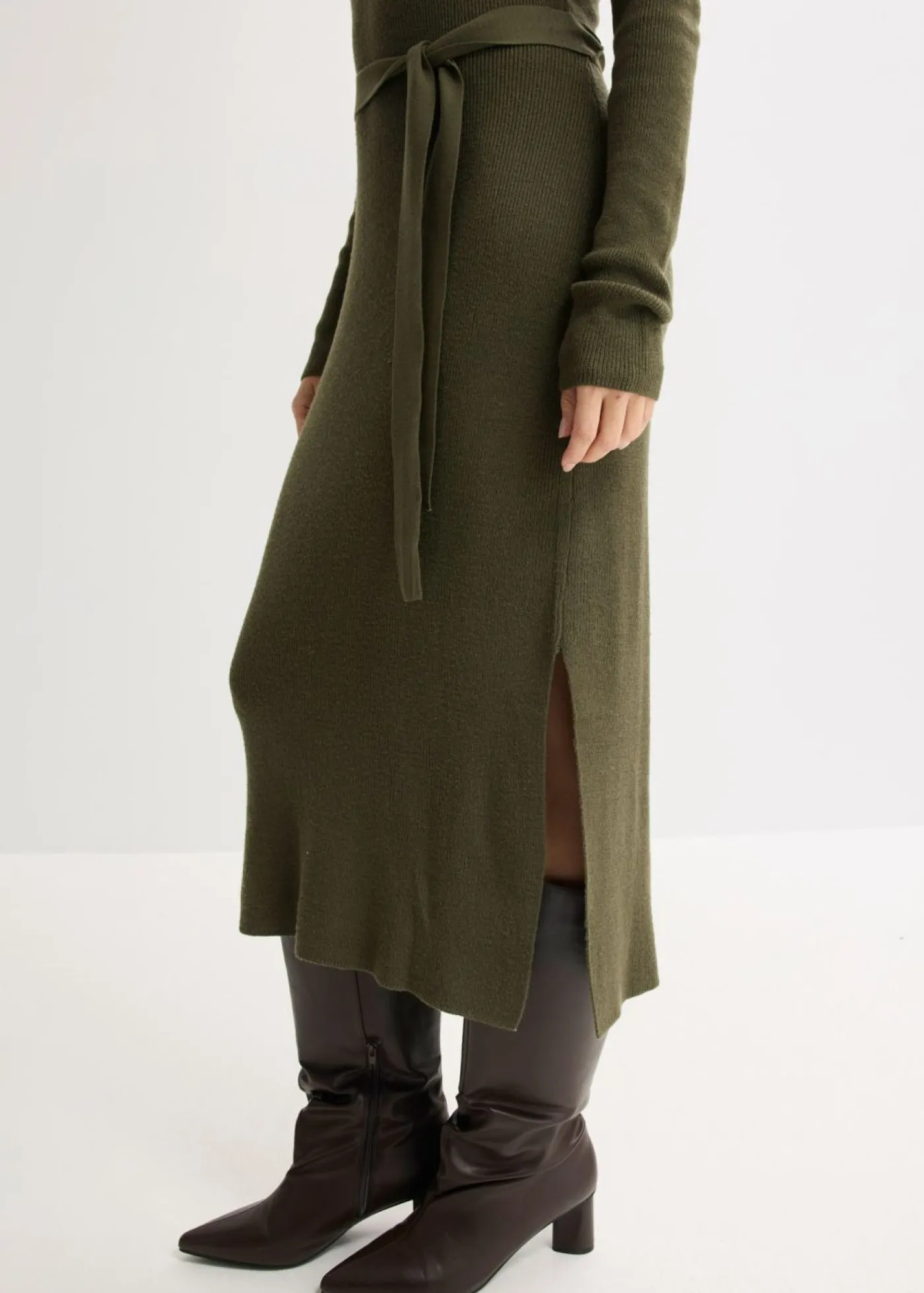 bonprix bonprix Vestido de punto acanalado de mezcla de viscosa Verde oliva oscuro