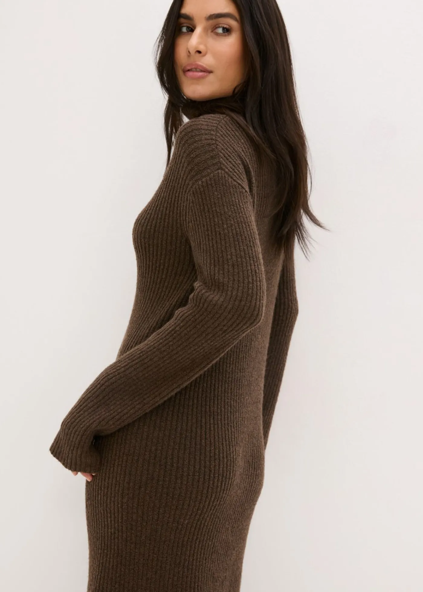 bonprix bonprix Vestido de punto acanalado con cuello vuelto marrón arcilla Online