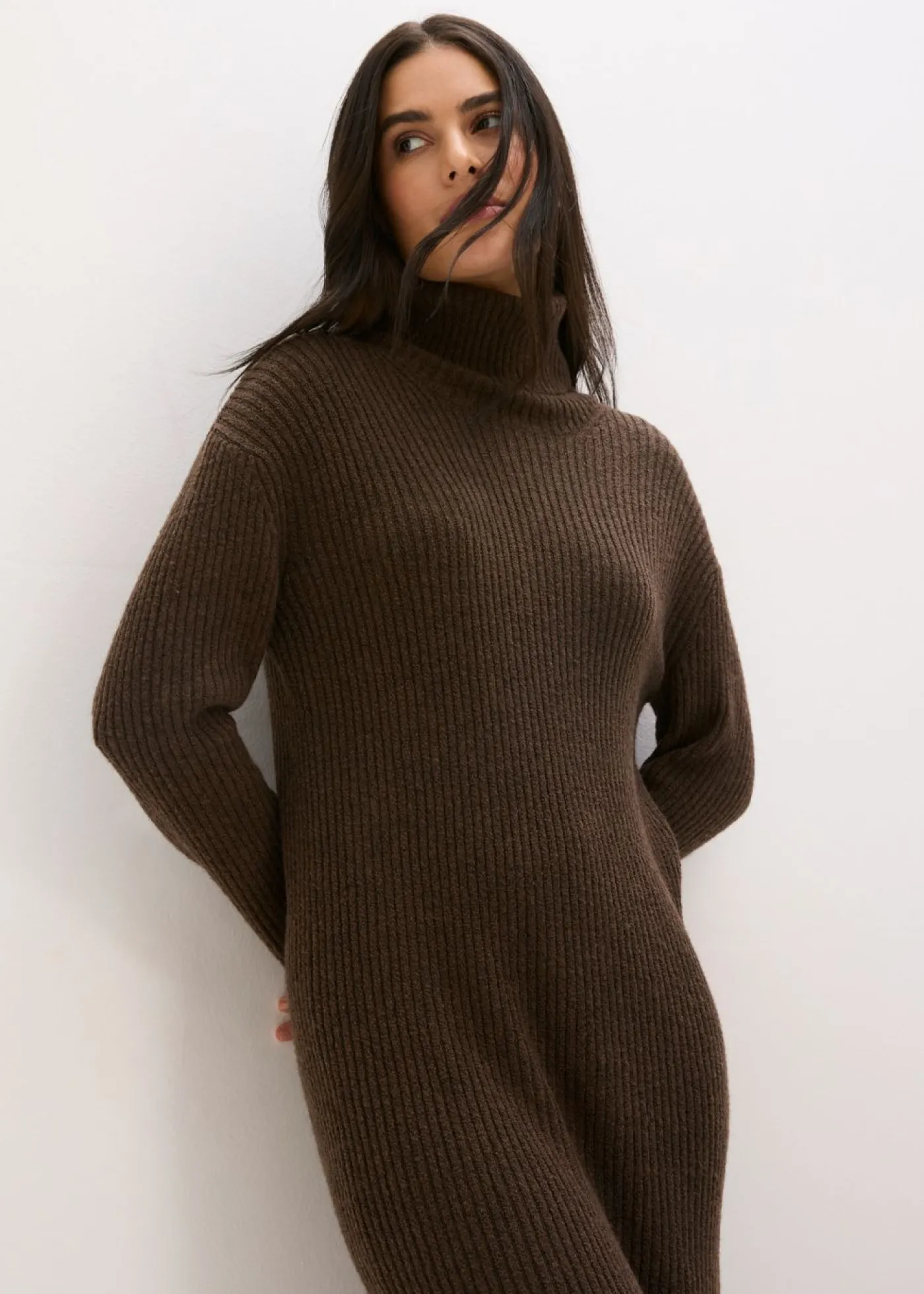 bonprix bonprix Vestido de punto acanalado con cuello vuelto marrón arcilla Online