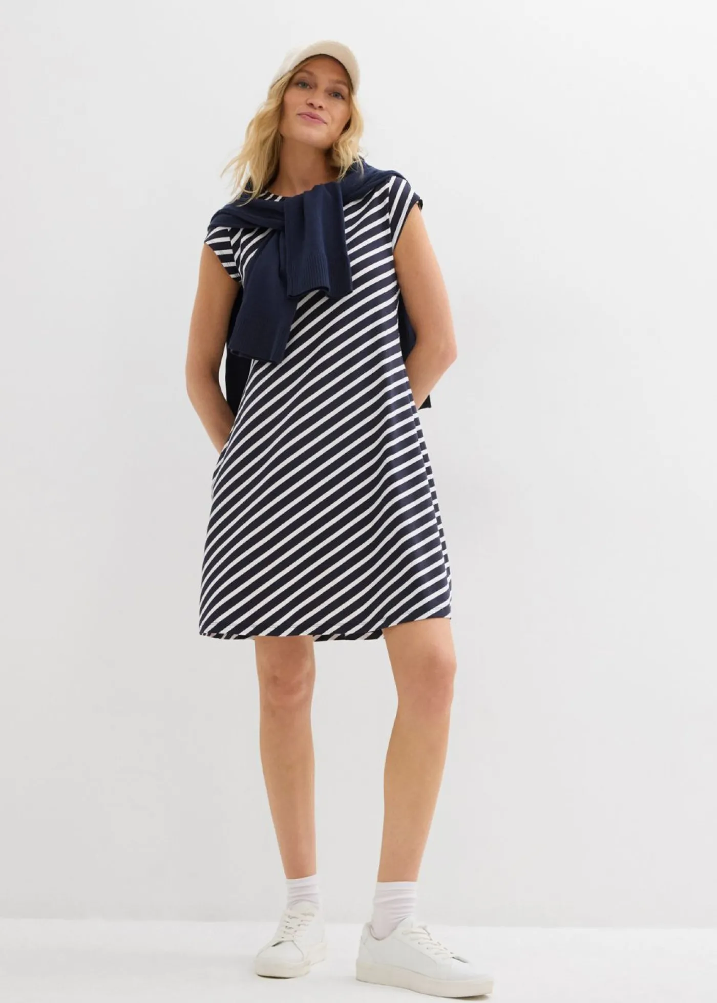 bonprix bonprix Vestido de punto con ajuste favorecedor azul marino-blanco con rayas Hot