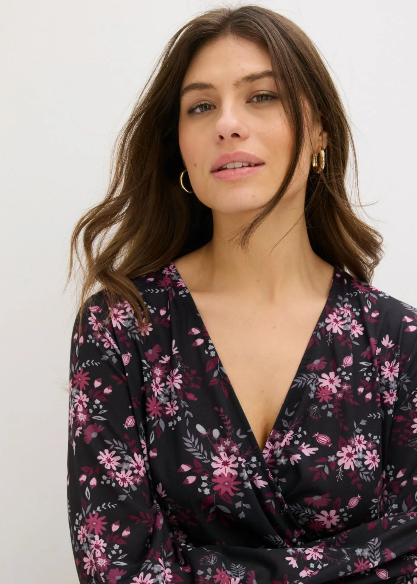 bonprix bonprix Vestido de punto con mangas abullonadas Negro con flores