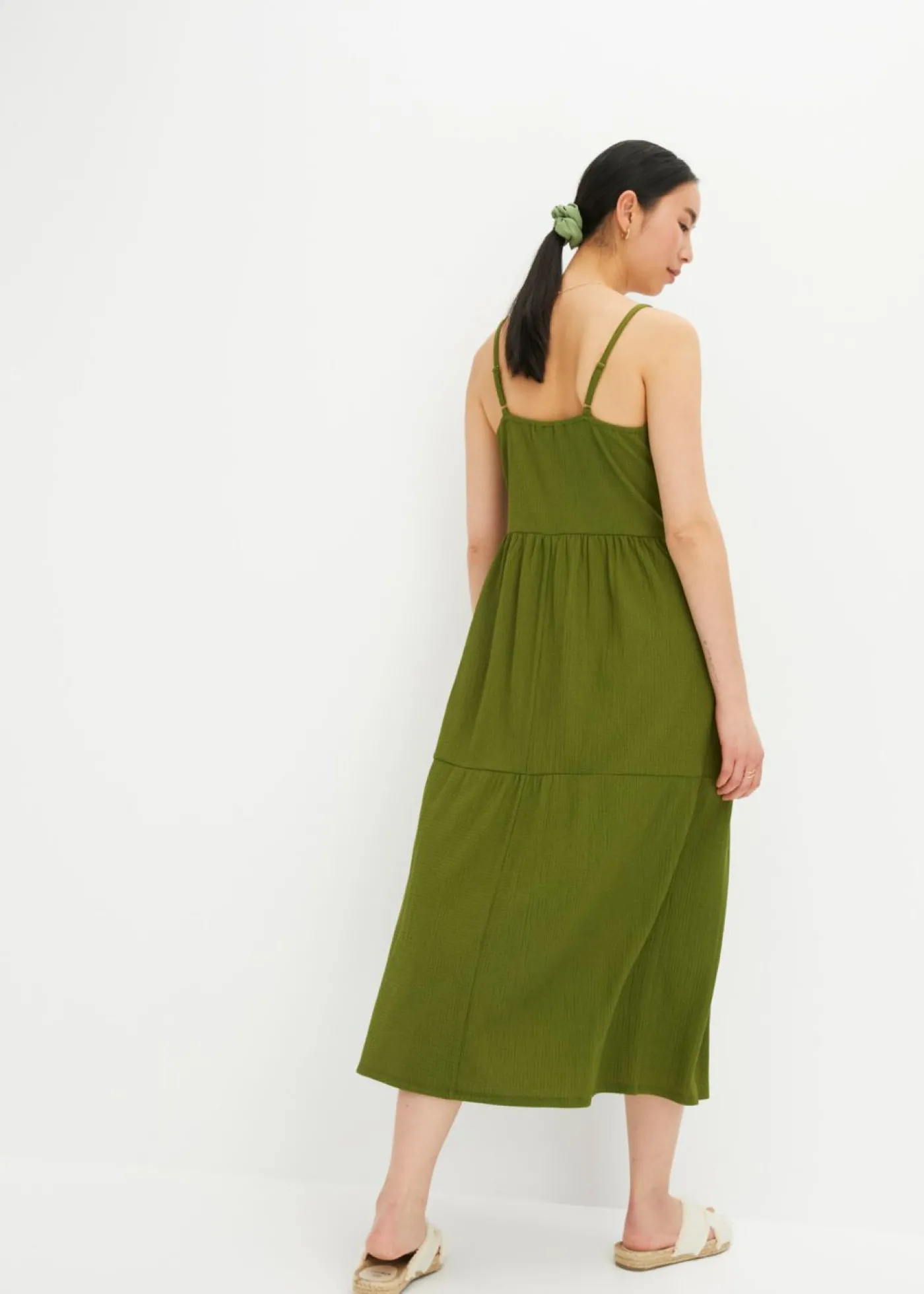 bonprix bonprix Vestido de punto con volantes y botones decorativos Musgo oscuro New