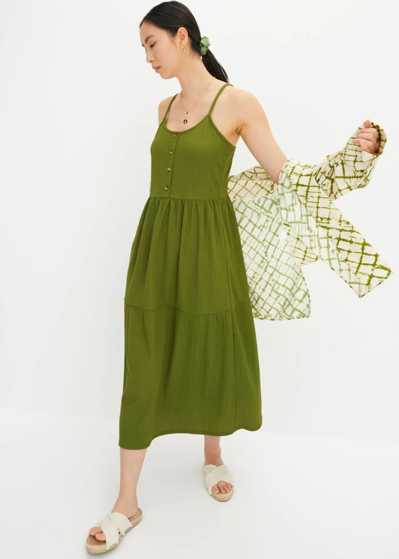 bonprix bonprix Vestido de punto con volantes y botones decorativos Musgo oscuro New