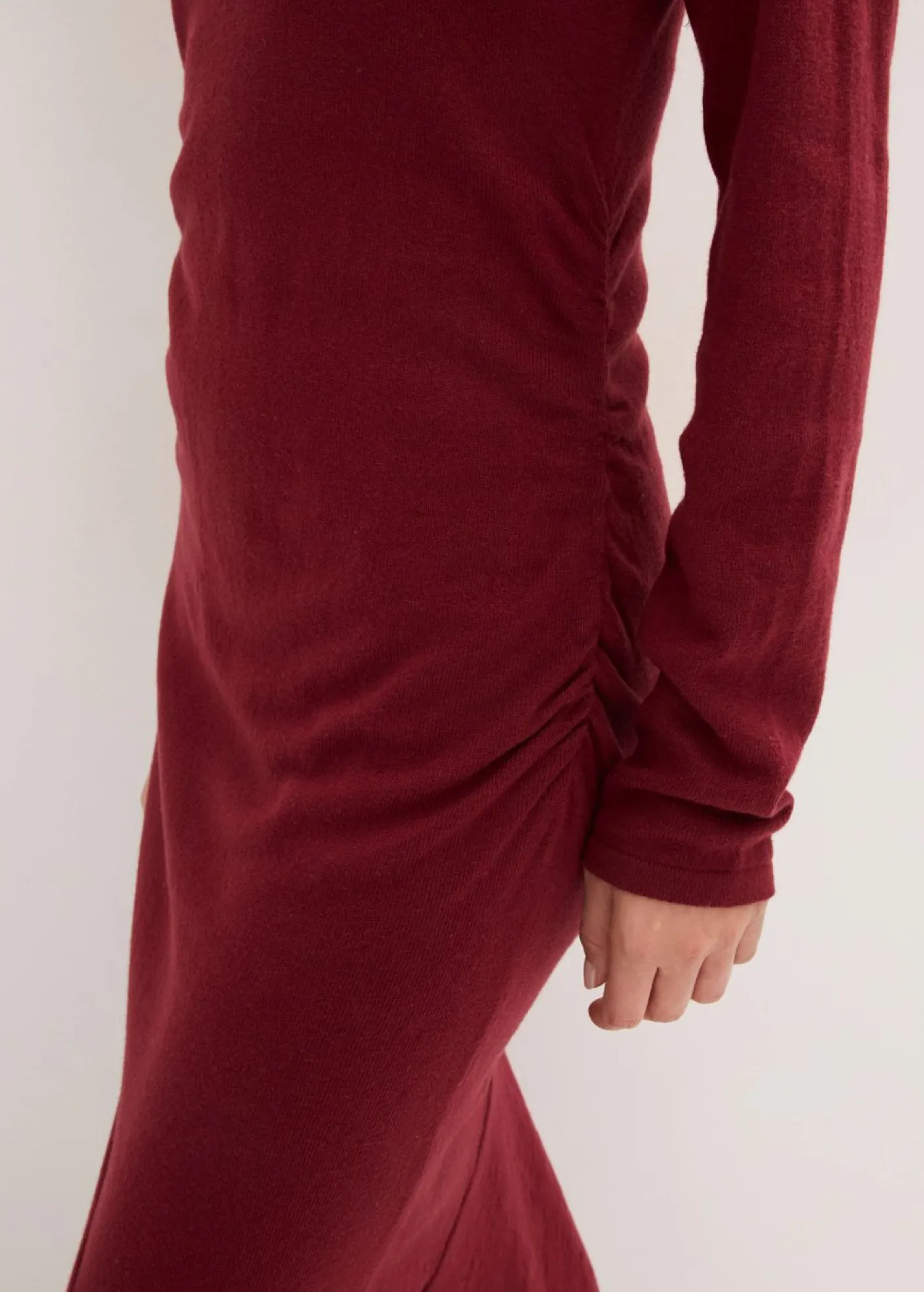 bonprix bonprix Vestido de punto de algodón y cachemir con dobladillo asimétrico Rojo rubí Outlet