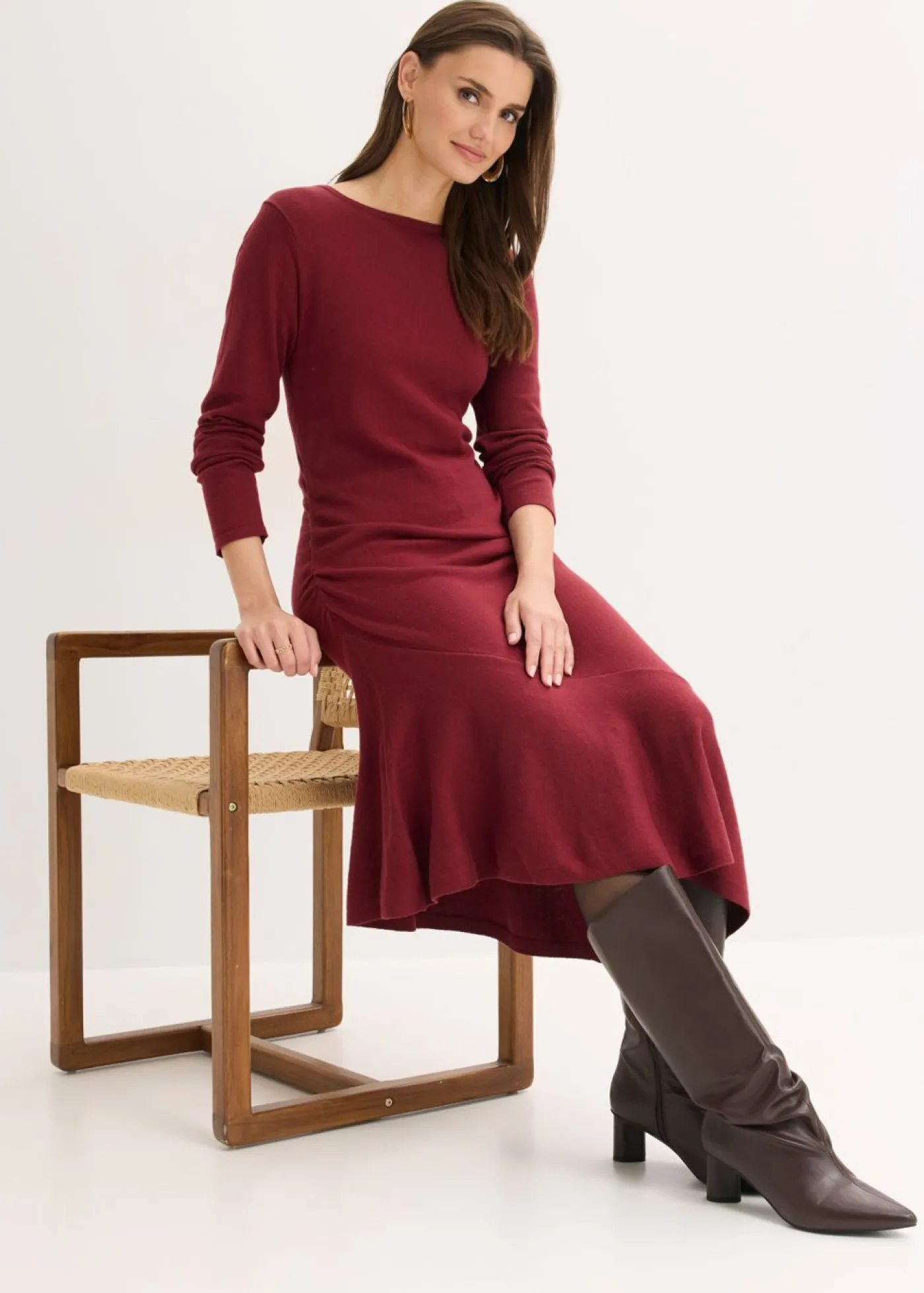 bonprix bonprix Vestido de punto de algodón y cachemir con dobladillo asimétrico Rojo rubí Outlet