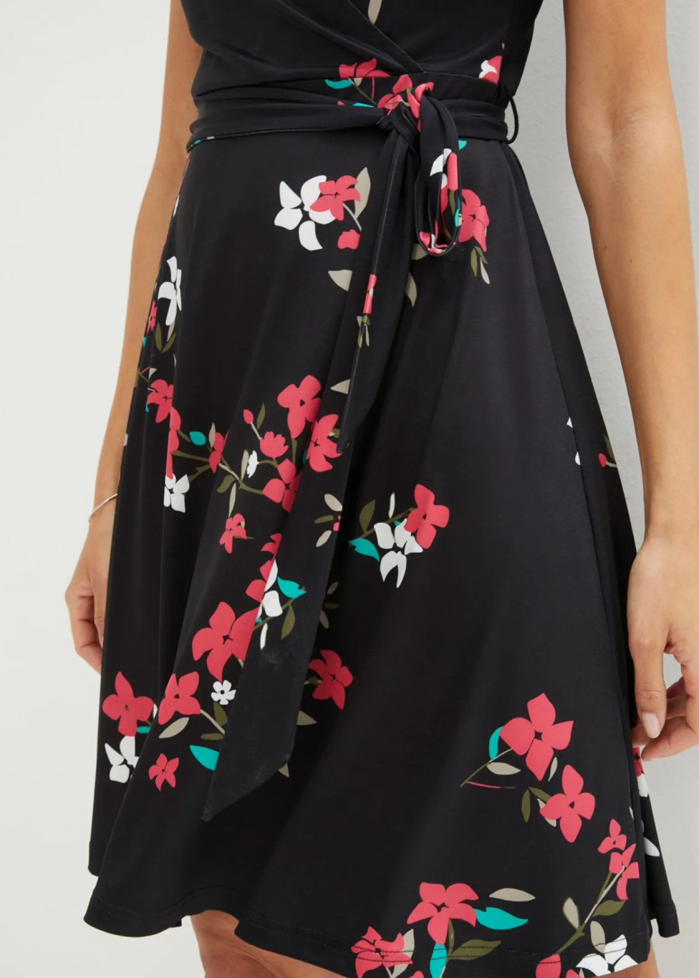 bonprix bonprix Vestido de punto de diseño cruzado negro-frambuesa con flores Hot