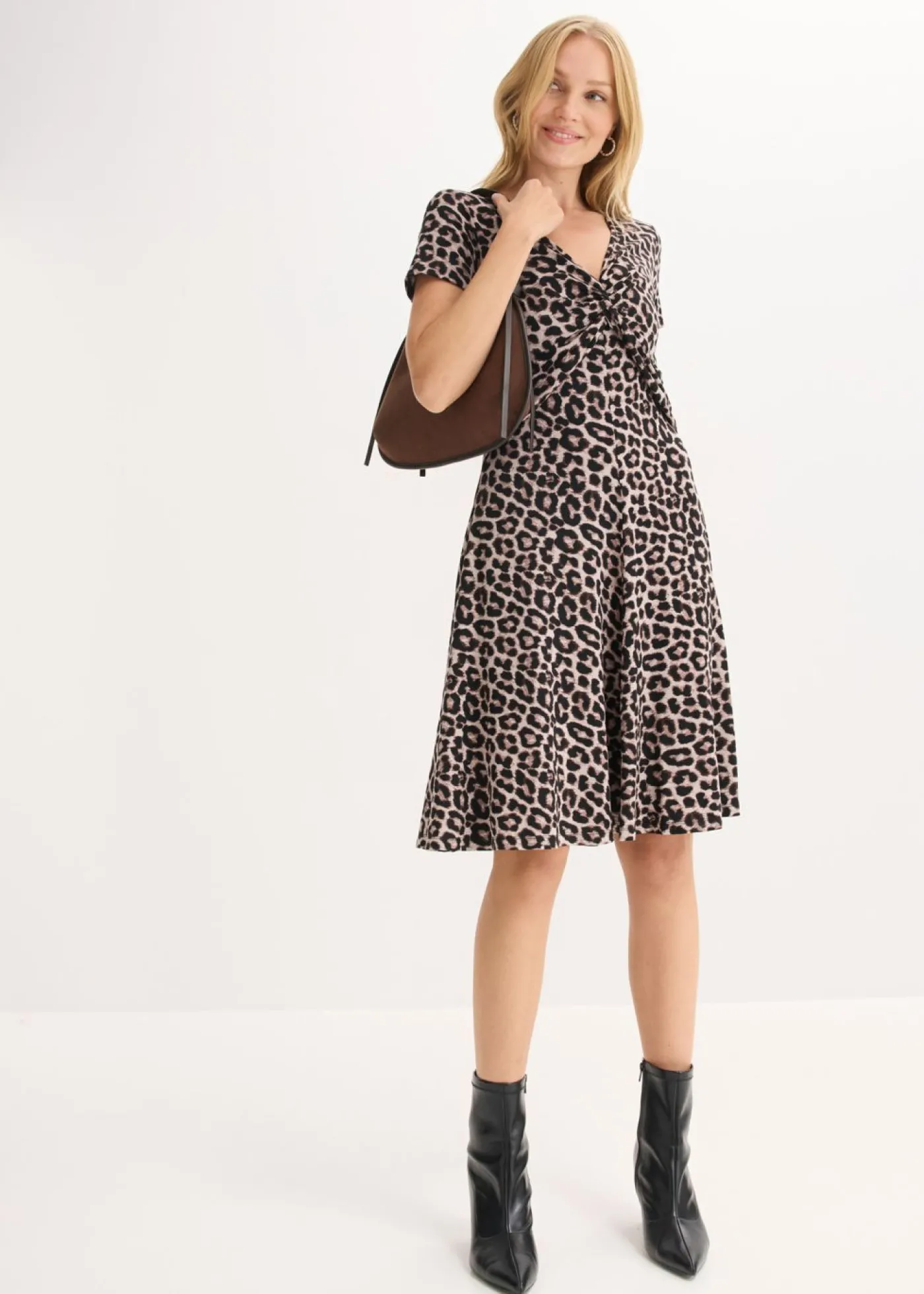bonprix bonprix Vestido de punto de mezcla de viscosa Beige con estampado de leopardo