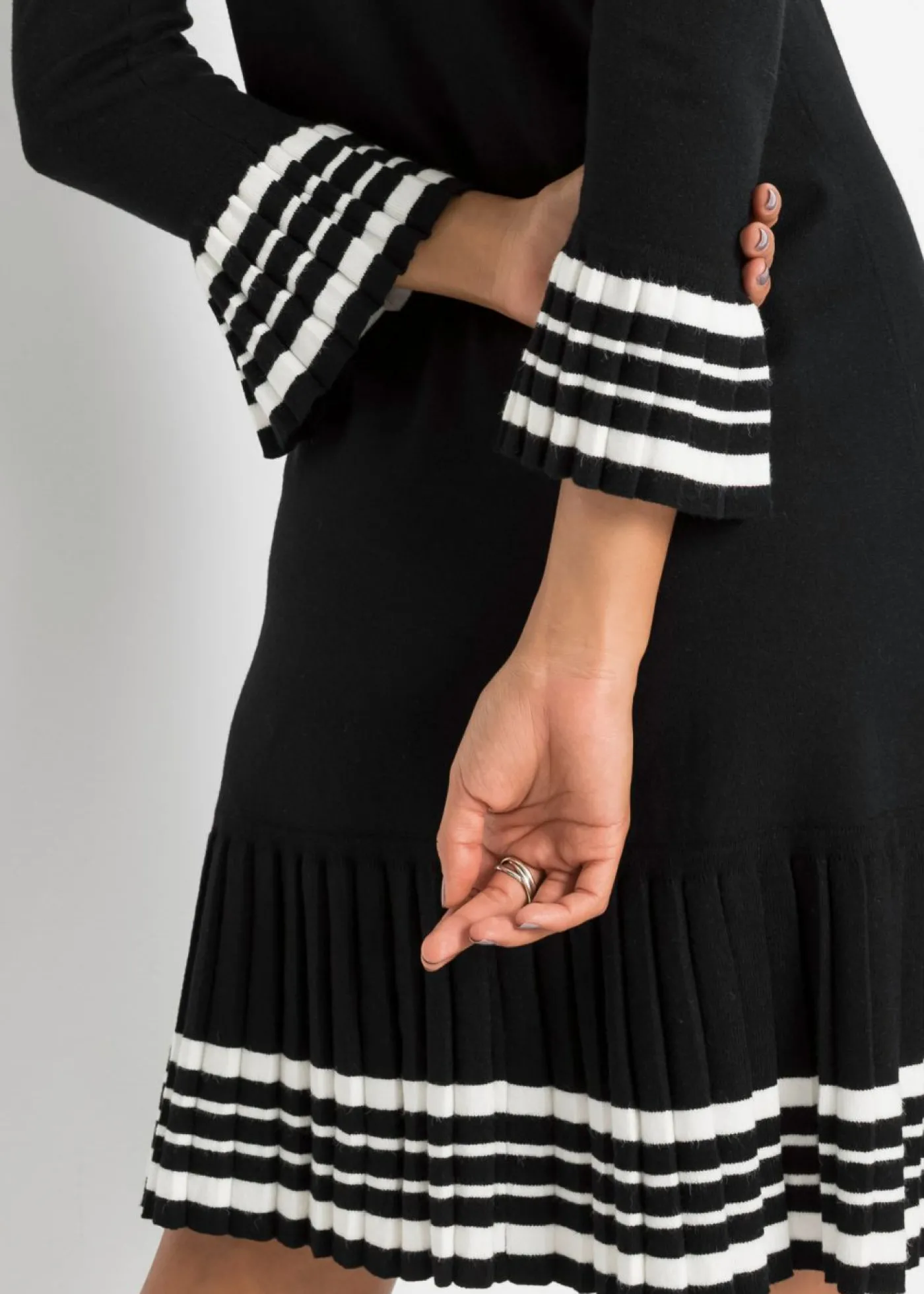 bonprix bonprix Vestido de punto de mezcla de viscosa suave negro/crema suave con rayas Clearance