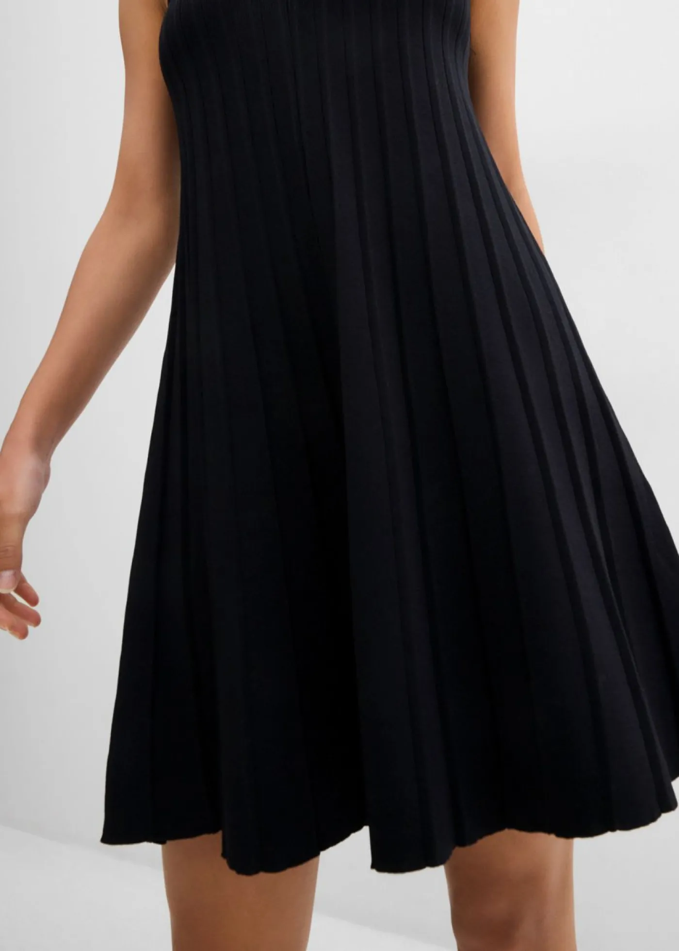 bonprix bonprix Vestido de punto de mezcla de viscosa con línea en A Negro Outlet