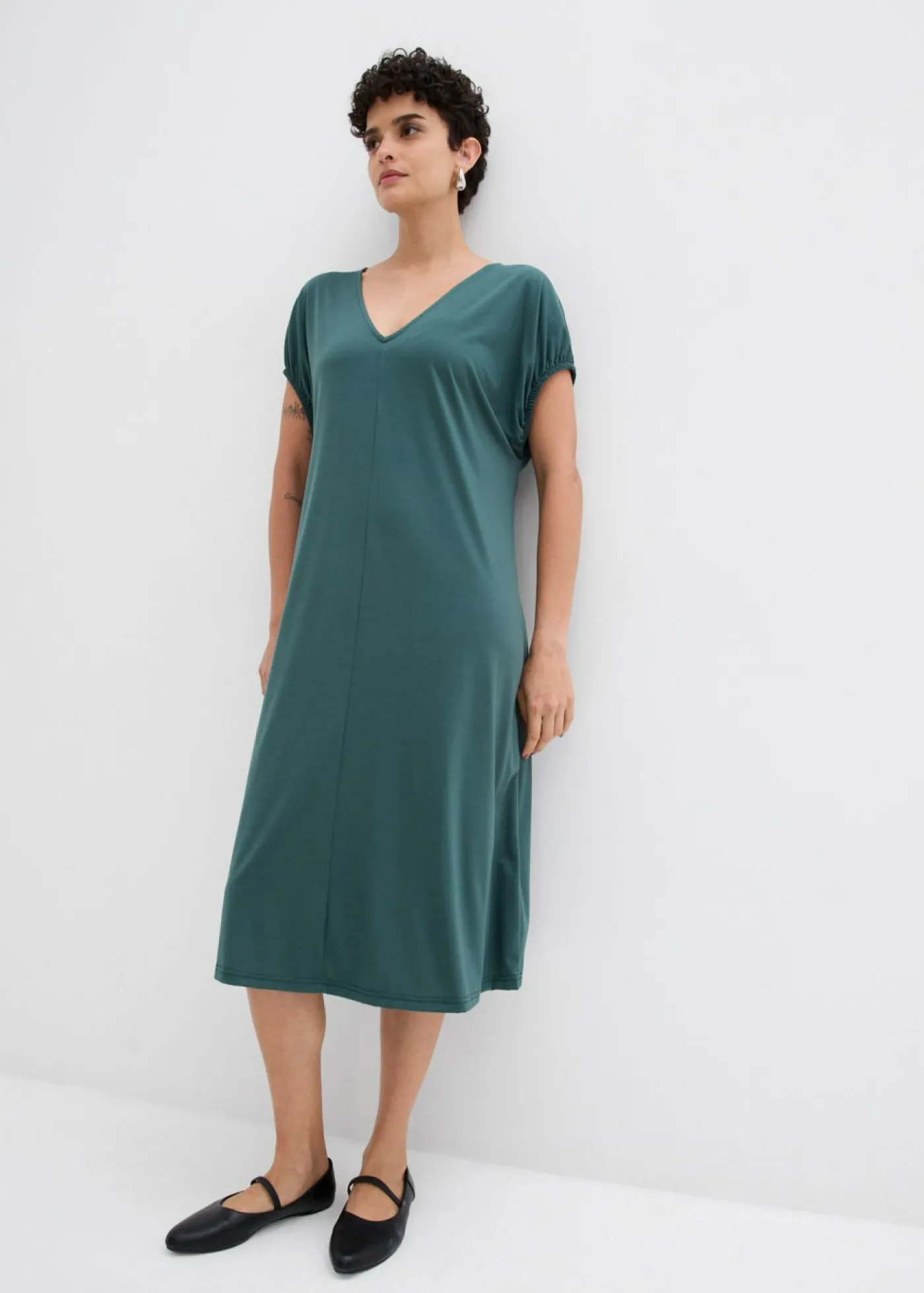 bonprix bonprix Vestido de punto de mezcla de viscosa con escote en V verde sombra Sale