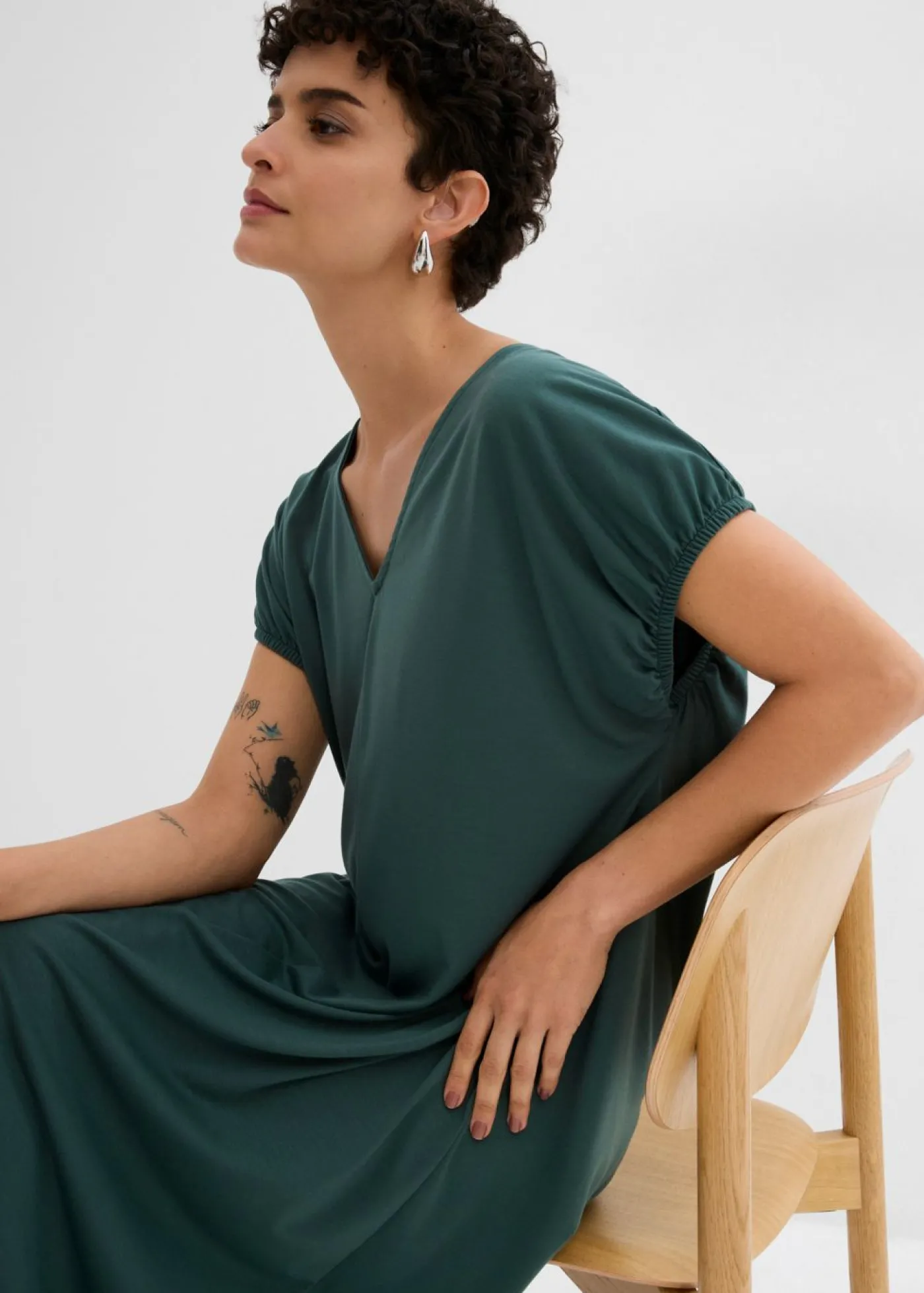 bonprix bonprix Vestido de punto de mezcla de viscosa con escote en V verde sombra Sale
