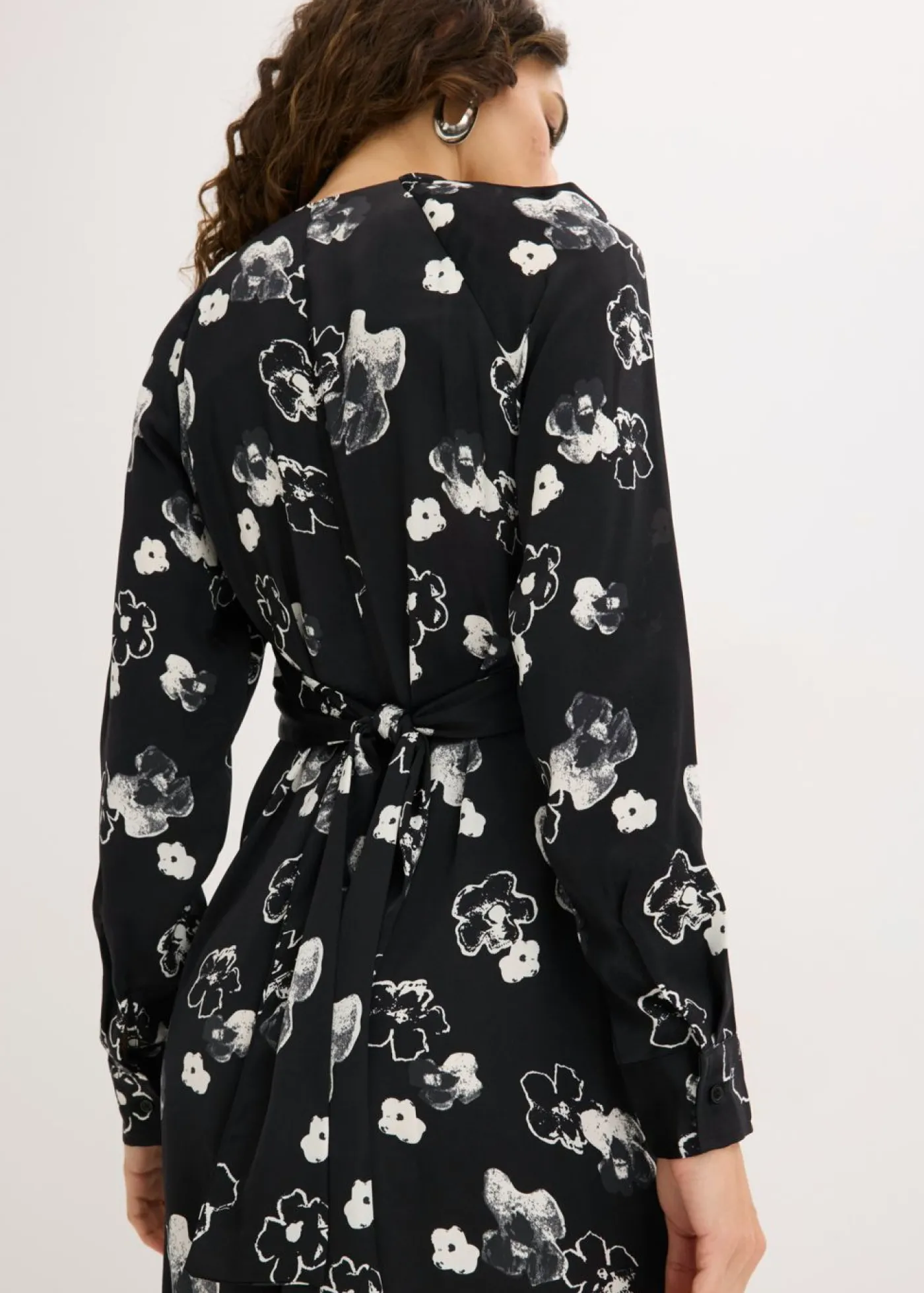 bonprix bonprix Vestido de satén fluido Negro-blanco Clearance