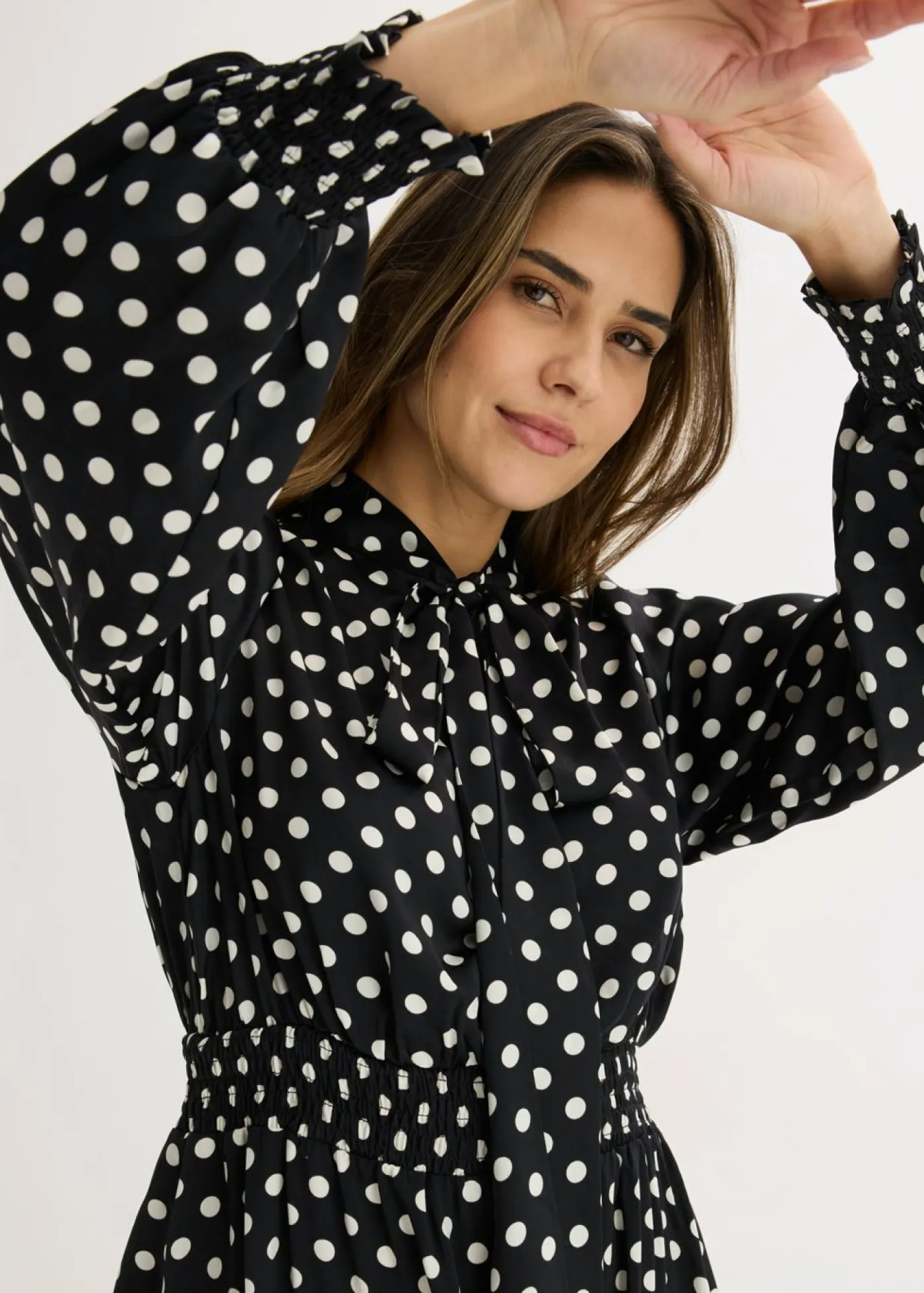 bonprix bonprix Vestido de satén fluido con lazo en el cuello negro-blanco lana topos Best