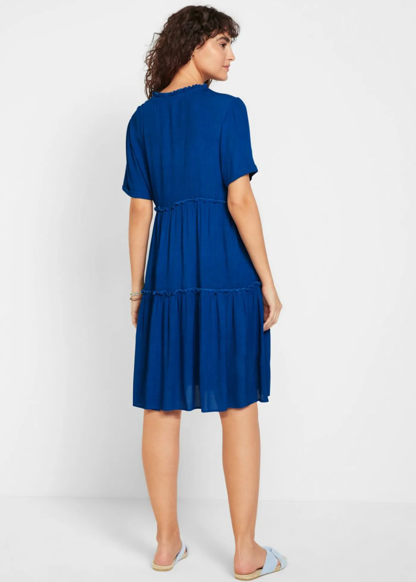 bonprix bonprix Vestido de viscosa arrugada hasta la rodilla con detalle en el escote Azul Sale