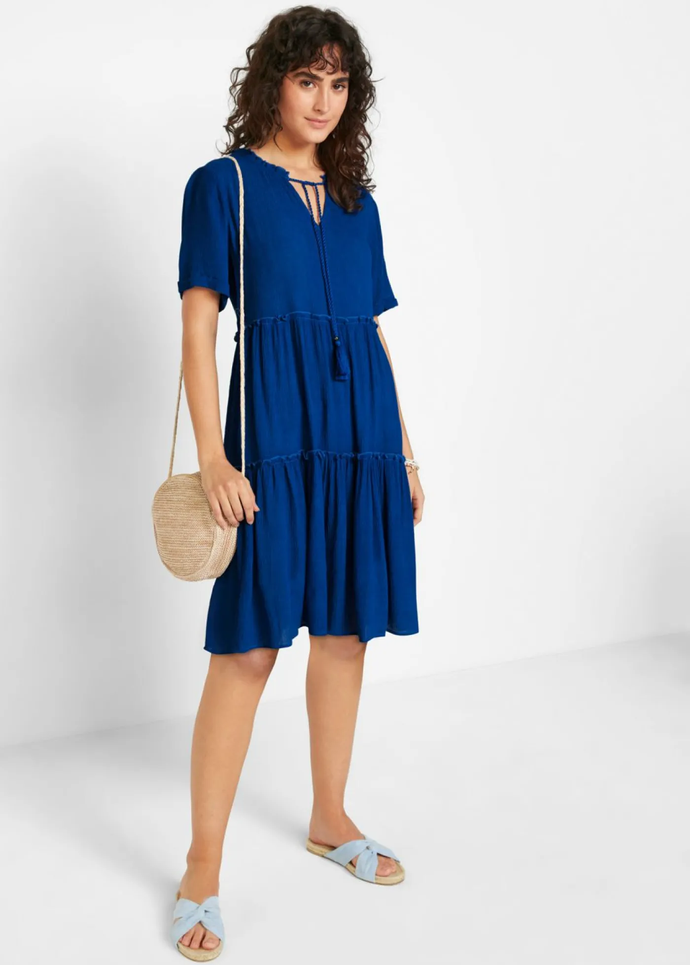 bonprix bonprix Vestido de viscosa arrugada hasta la rodilla con detalle en el escote Azul Sale