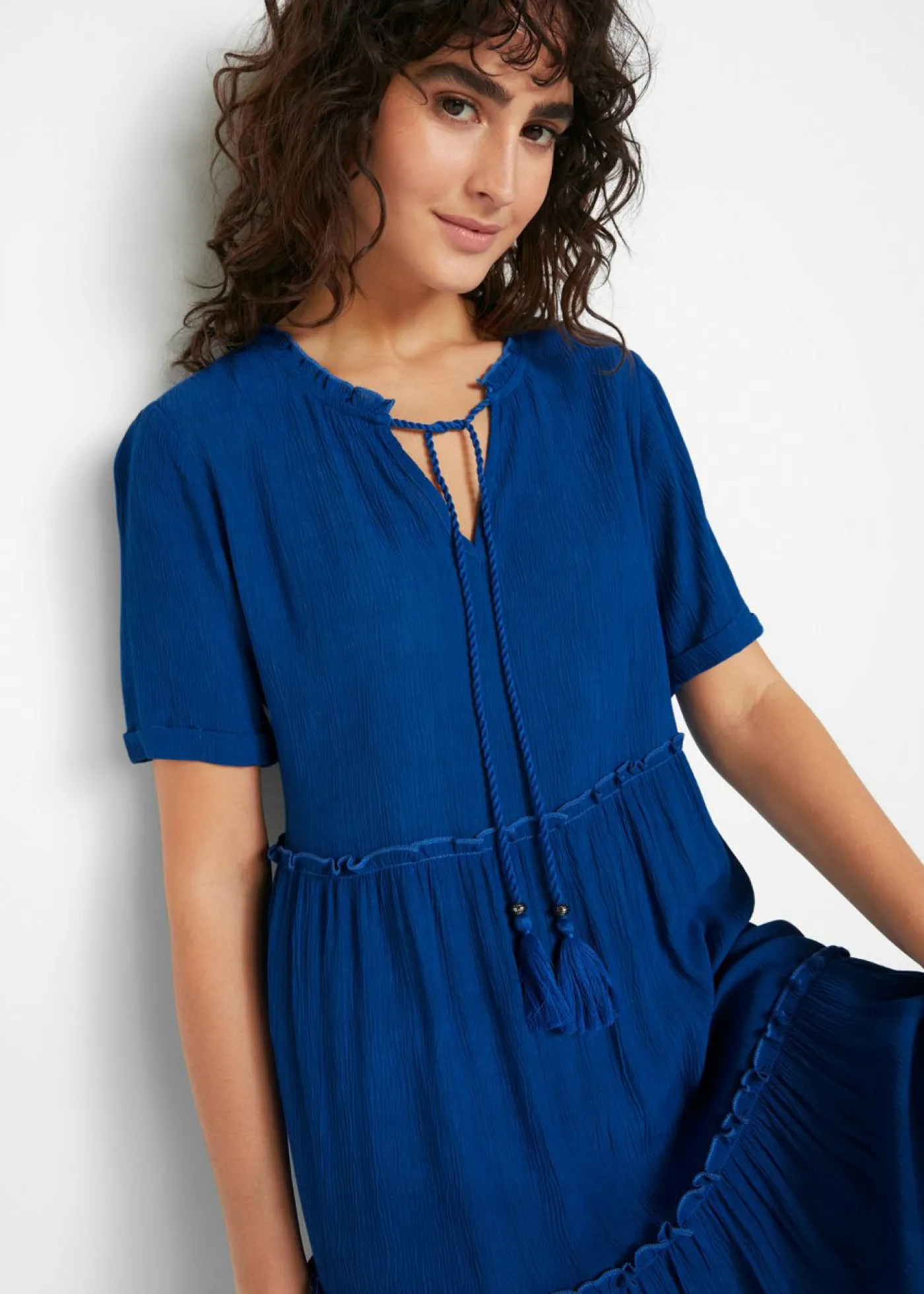 bonprix bonprix Vestido de viscosa arrugada hasta la rodilla con detalle en el escote Azul Sale