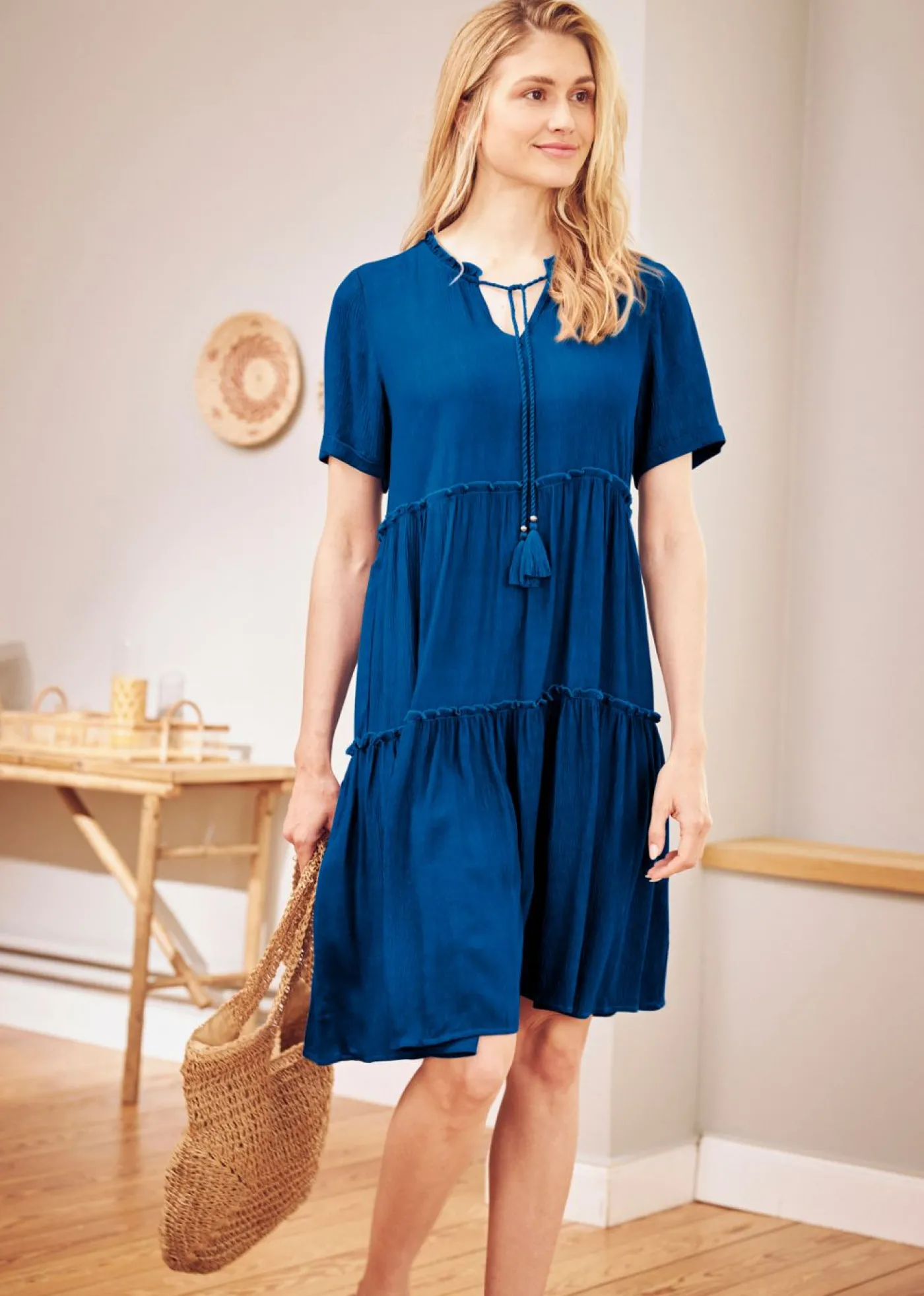 bonprix bonprix Vestido de viscosa arrugada hasta la rodilla con detalle en el escote Azul Sale