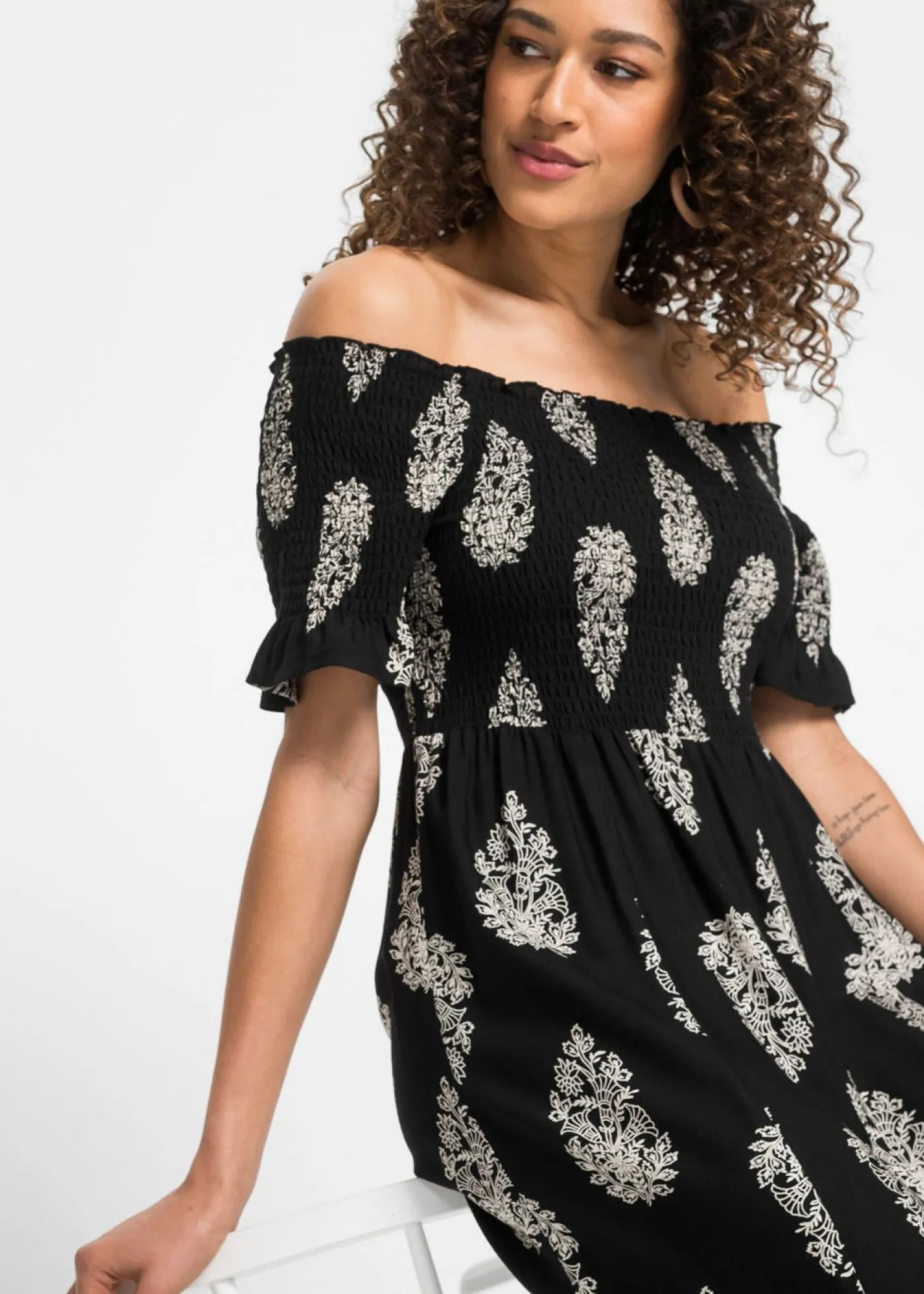 bonprix bonprix Vestido de viscosa fluida con escote bañera Negro/beige con estampado gráfico New