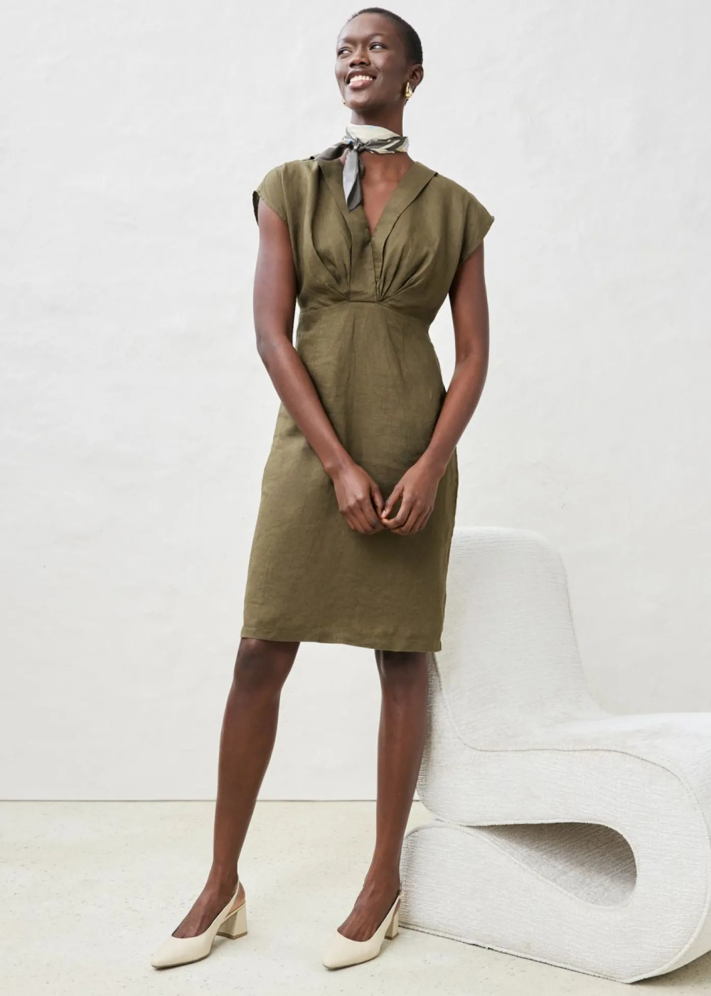 bonprix bonprix Vestido entallado de lino puro Verde oliva oscuro Sale