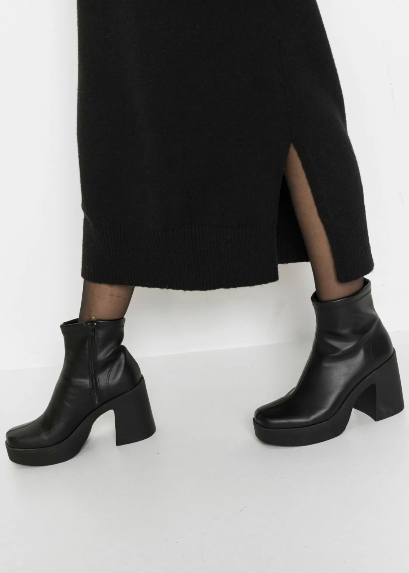 bonprix bonprix Vestido holgado de punto con largo midi Negro Online