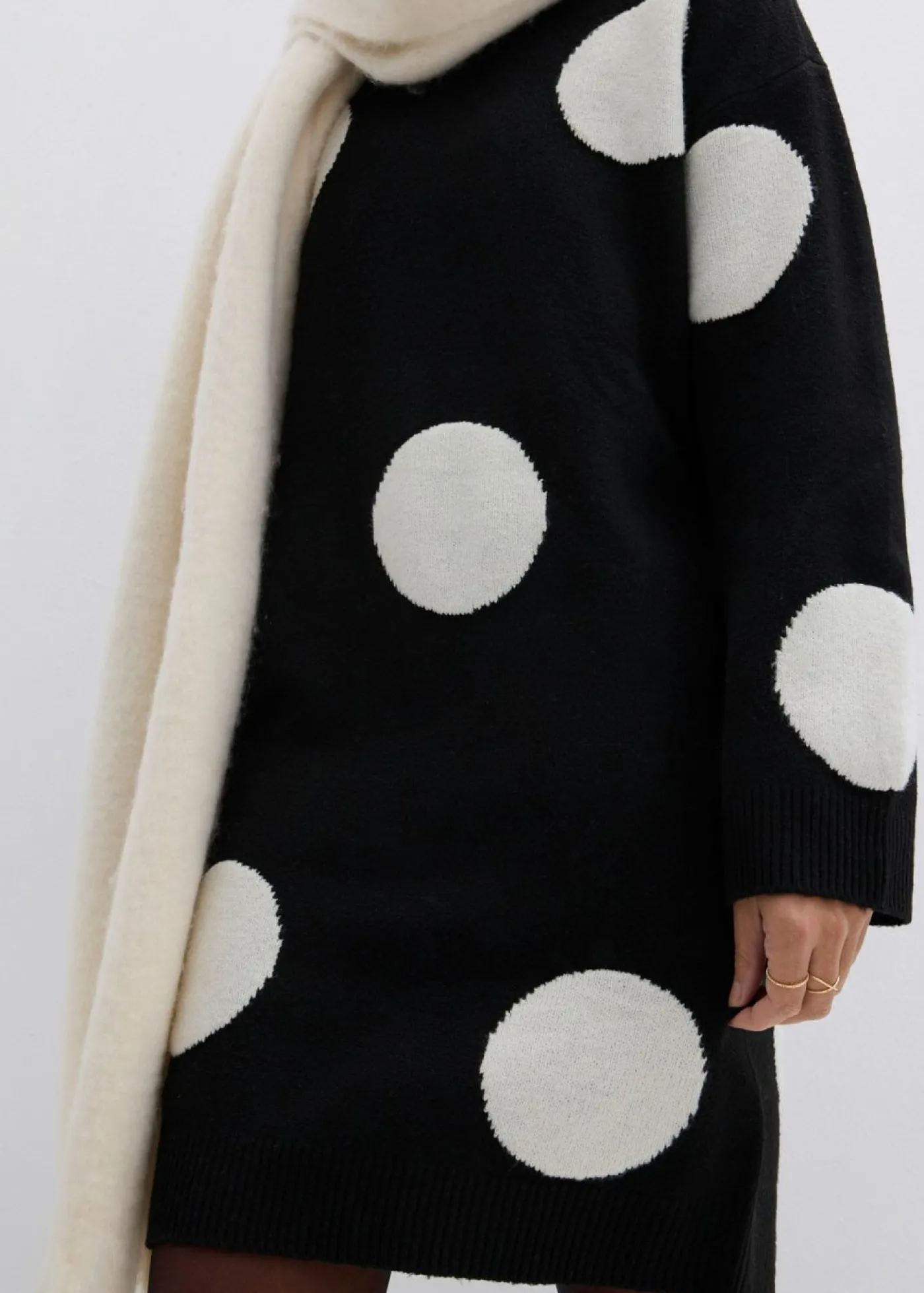 bonprix bonprix Vestido holgado de punto con lunares Negro/crudo de lunares New