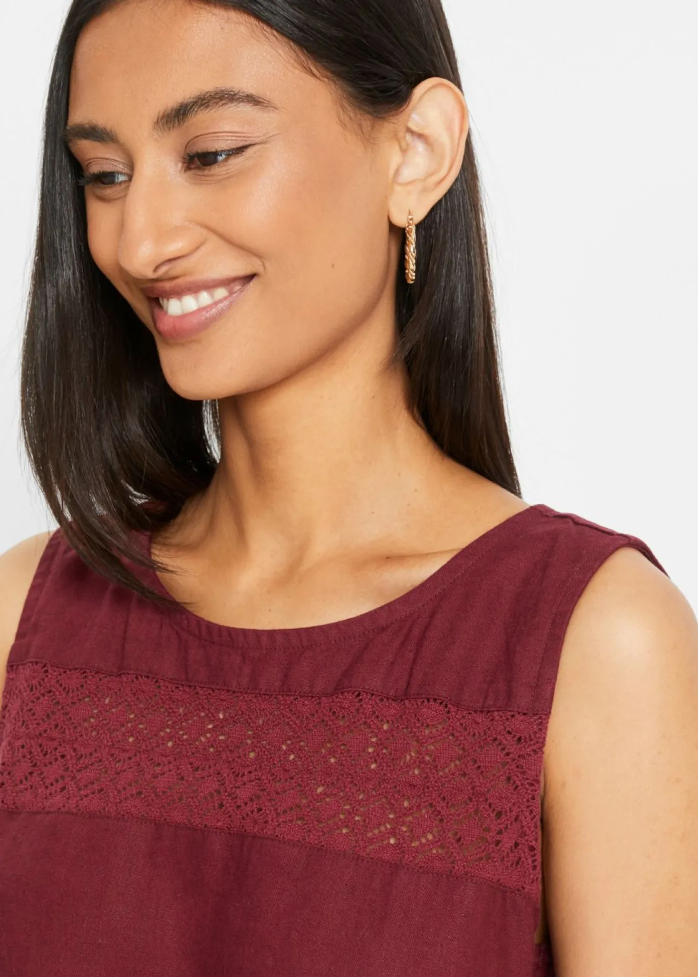 bonprix bonprix Vestido largo de lino con motivo perforado en el escote y abertura lateral mora oscuro Outlet