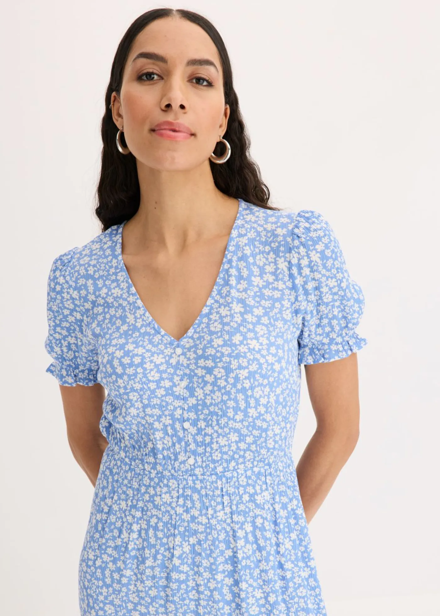 bonprix bonprix Vestido largo estampado azul-blanco con flores Hot