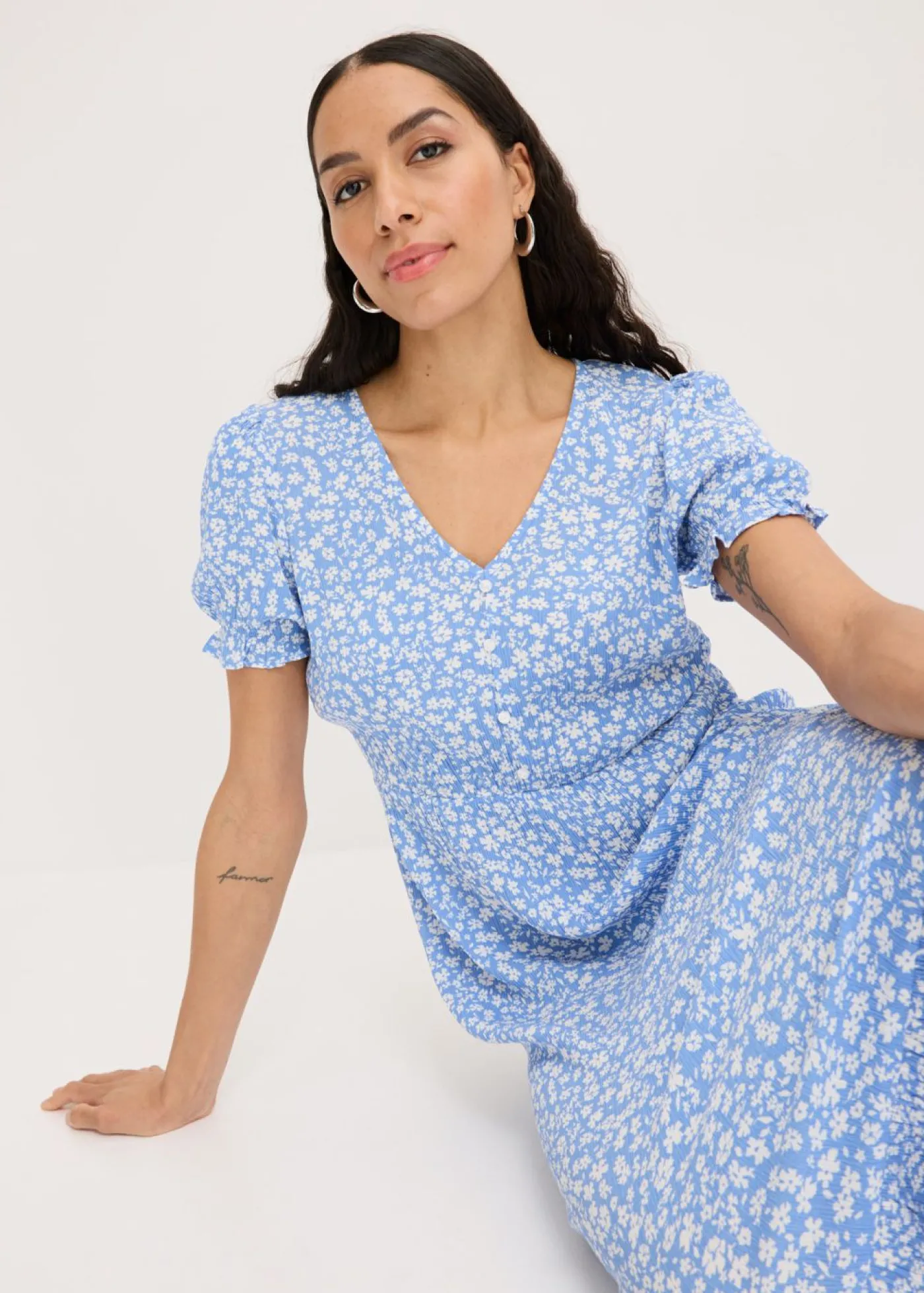 bonprix bonprix Vestido largo estampado azul-blanco con flores Hot