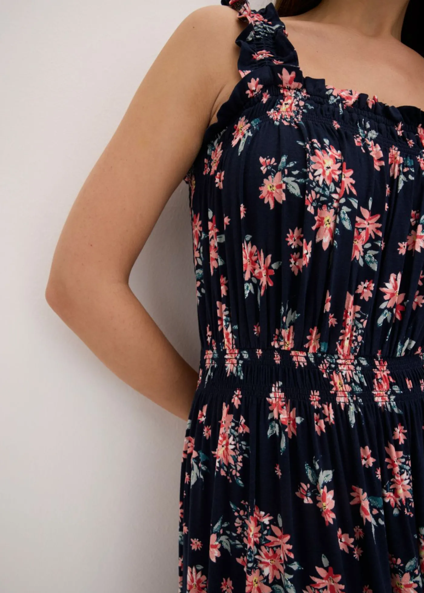 bonprix bonprix Vestido maxi de mezcla de viscosa fluida Azul marino de flores New