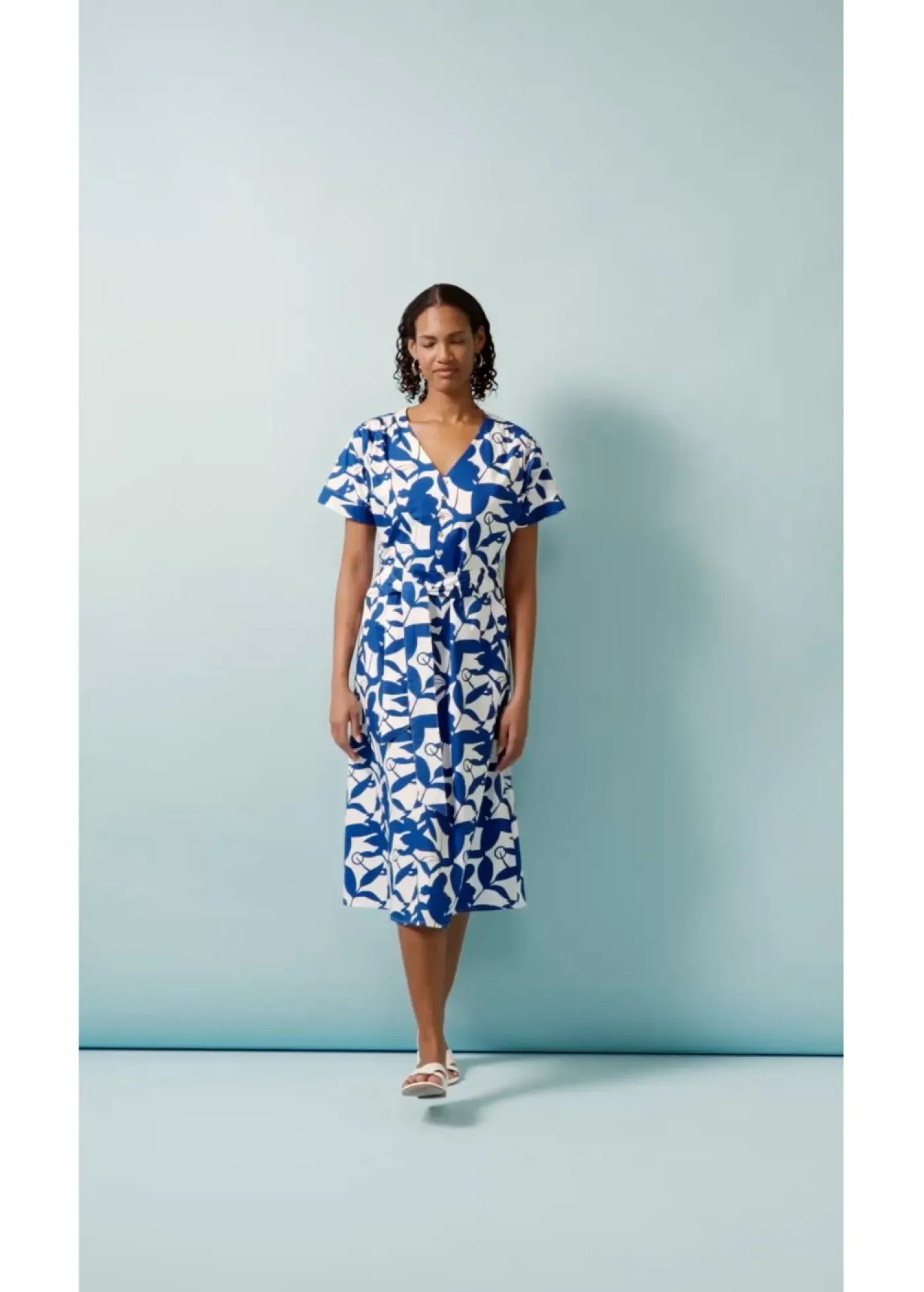 bonprix bonprix Vestido midi Azul ártico/blanco lana de flores New