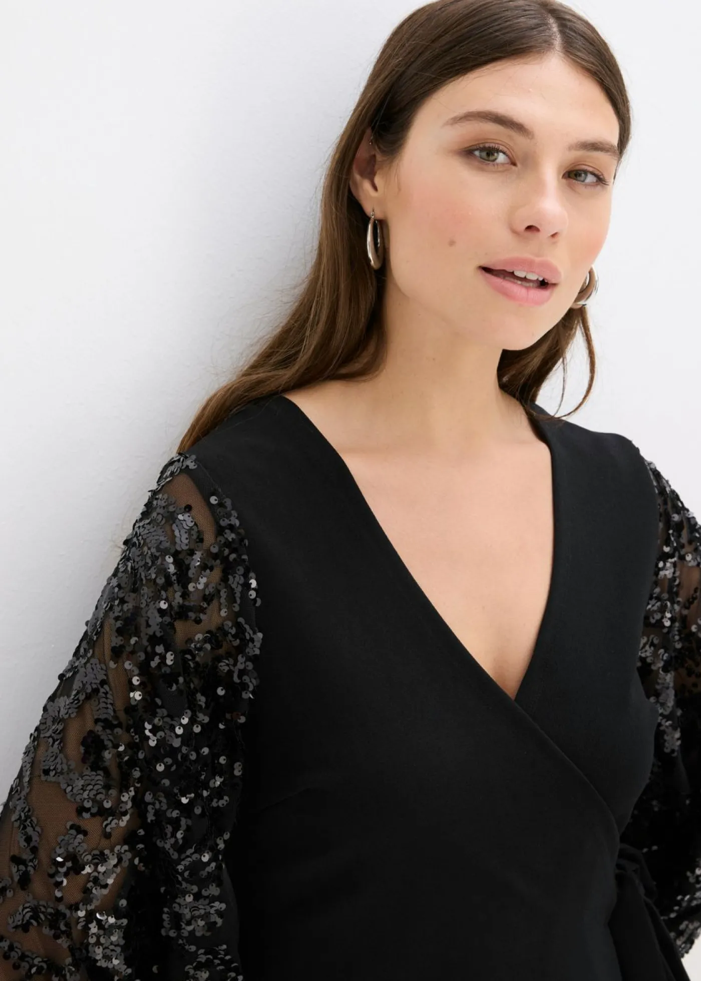 bonprix bonprix Vestido midi con bordado de lentejuelas en las mangas Negro Hot